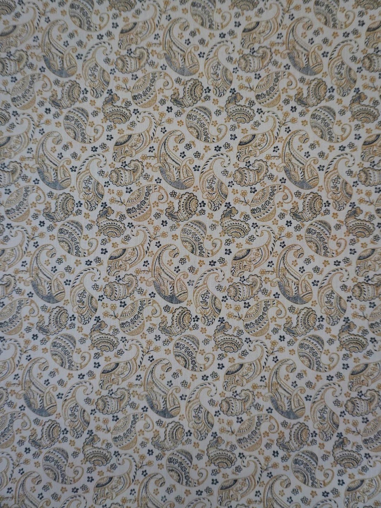 TARA Sparkling Homes Printed White 250 TC Cotton King Bedsheet With 2 Pillow Covers