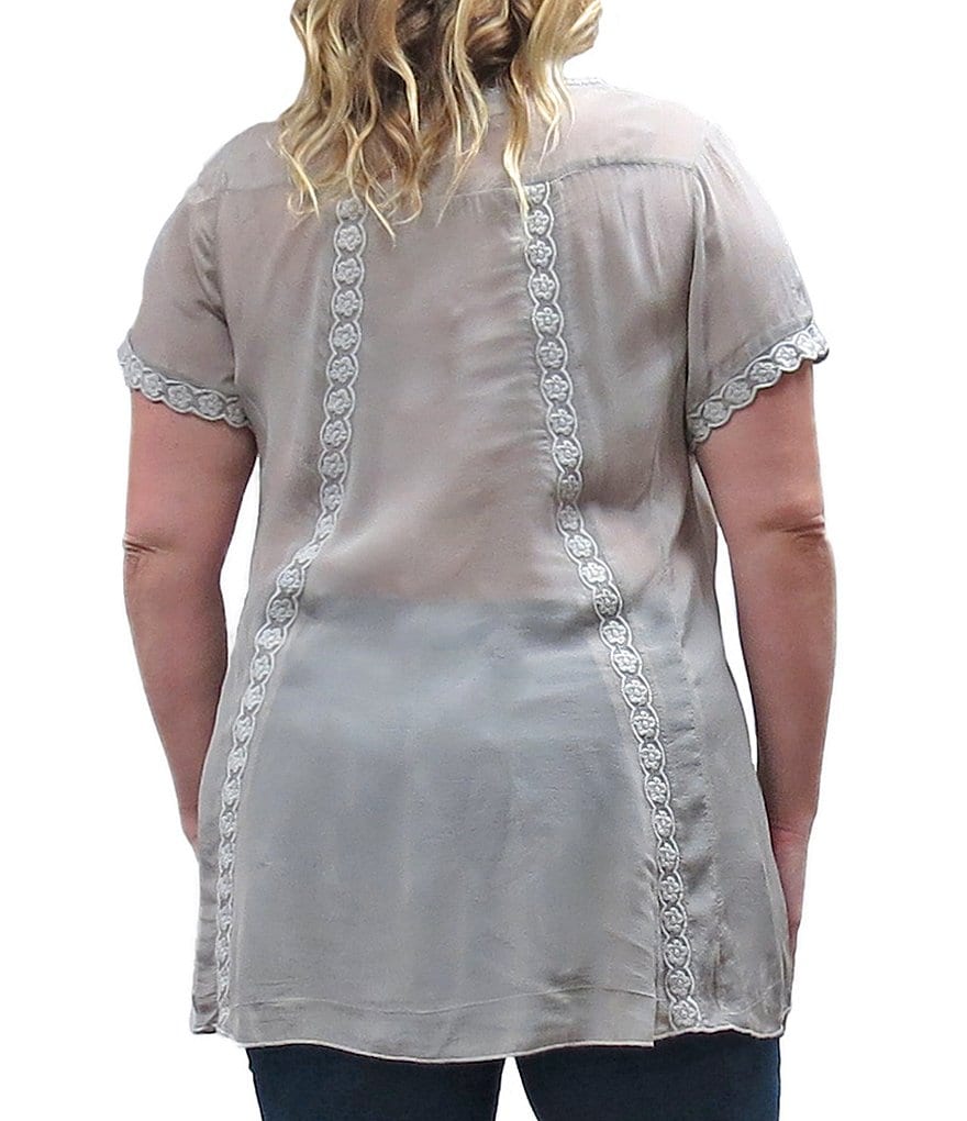 Karyn Seo Plus Size Martina V-Neck Short Sleeve Floral Embroidered Tunic Top