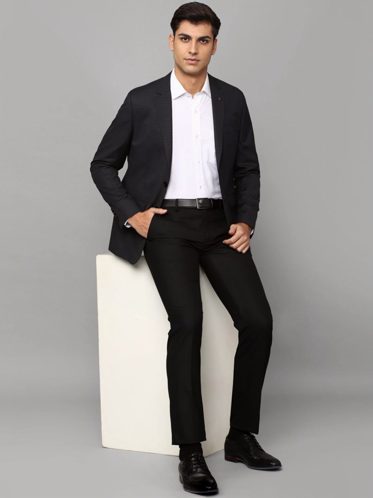 Arrow Sports Green Regular Fit Texture Waistcoat