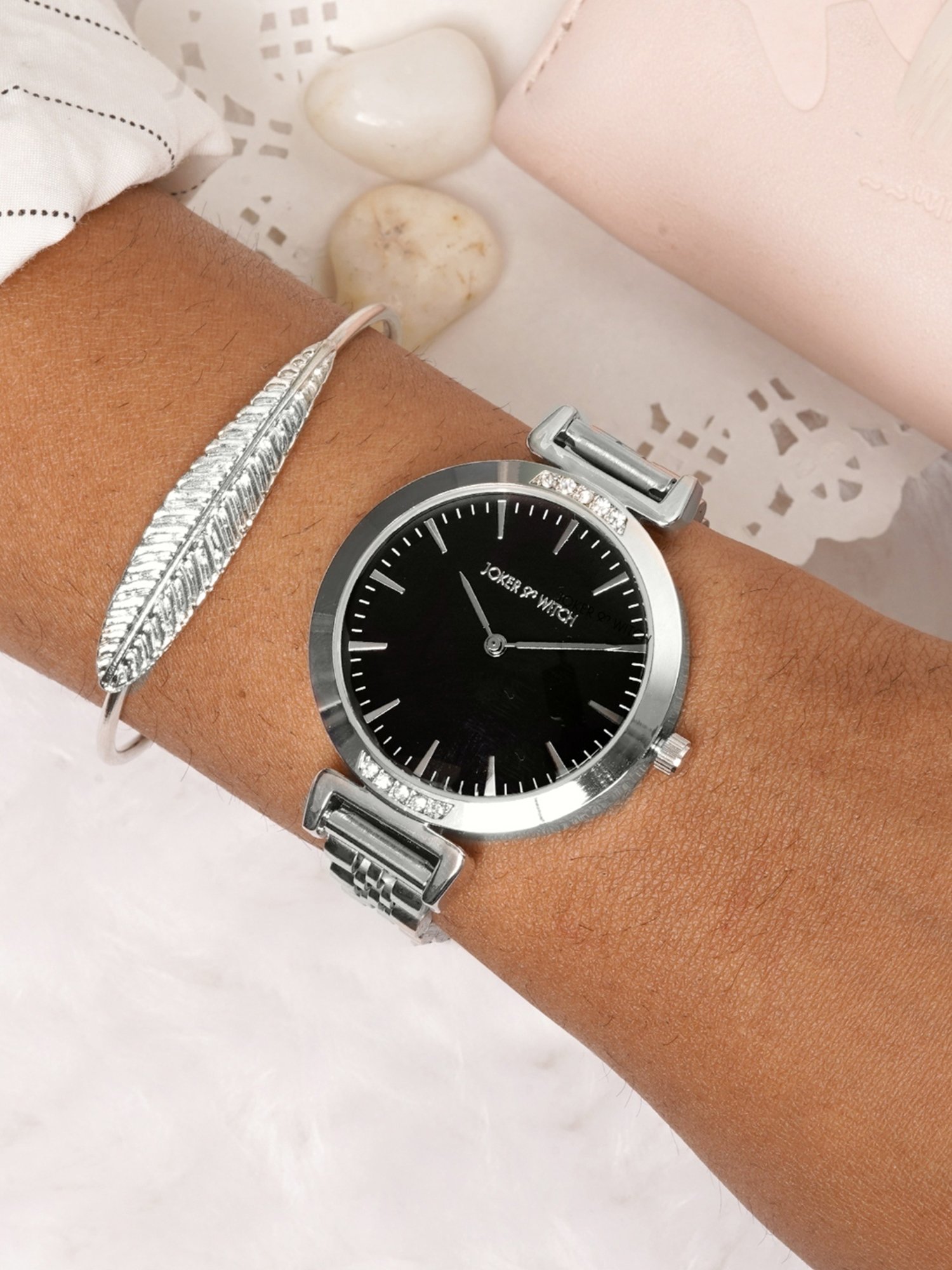 Joker & WItch JWBS330 Analog Watch for Women With Bracelet