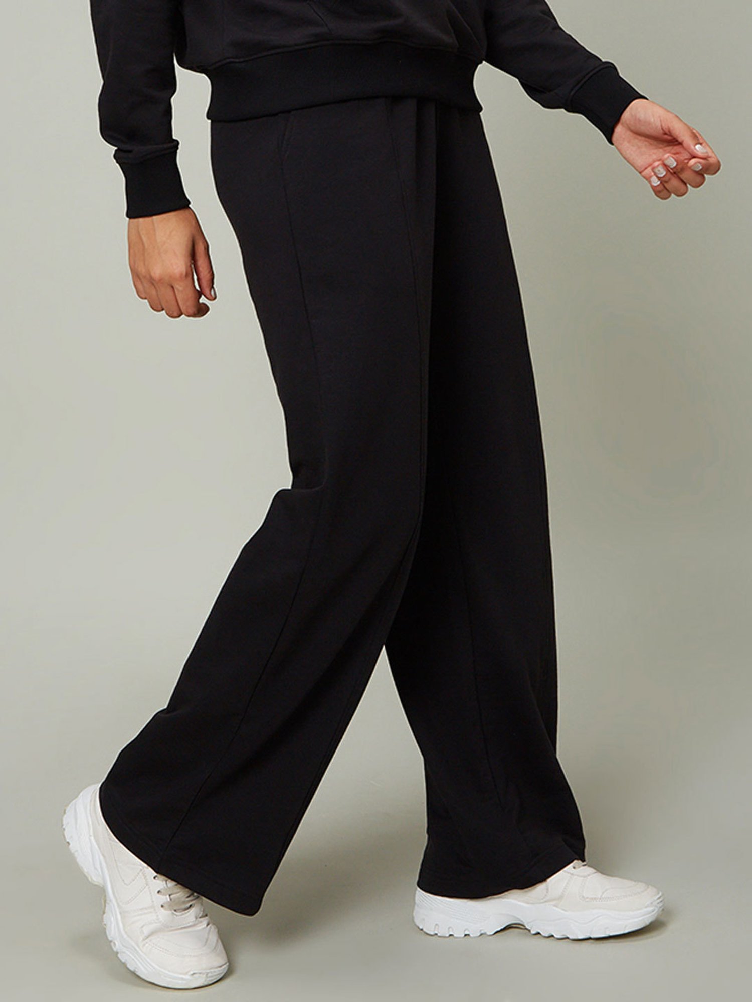 SILVERTRAQ Black Relaxed Fit Trackpants