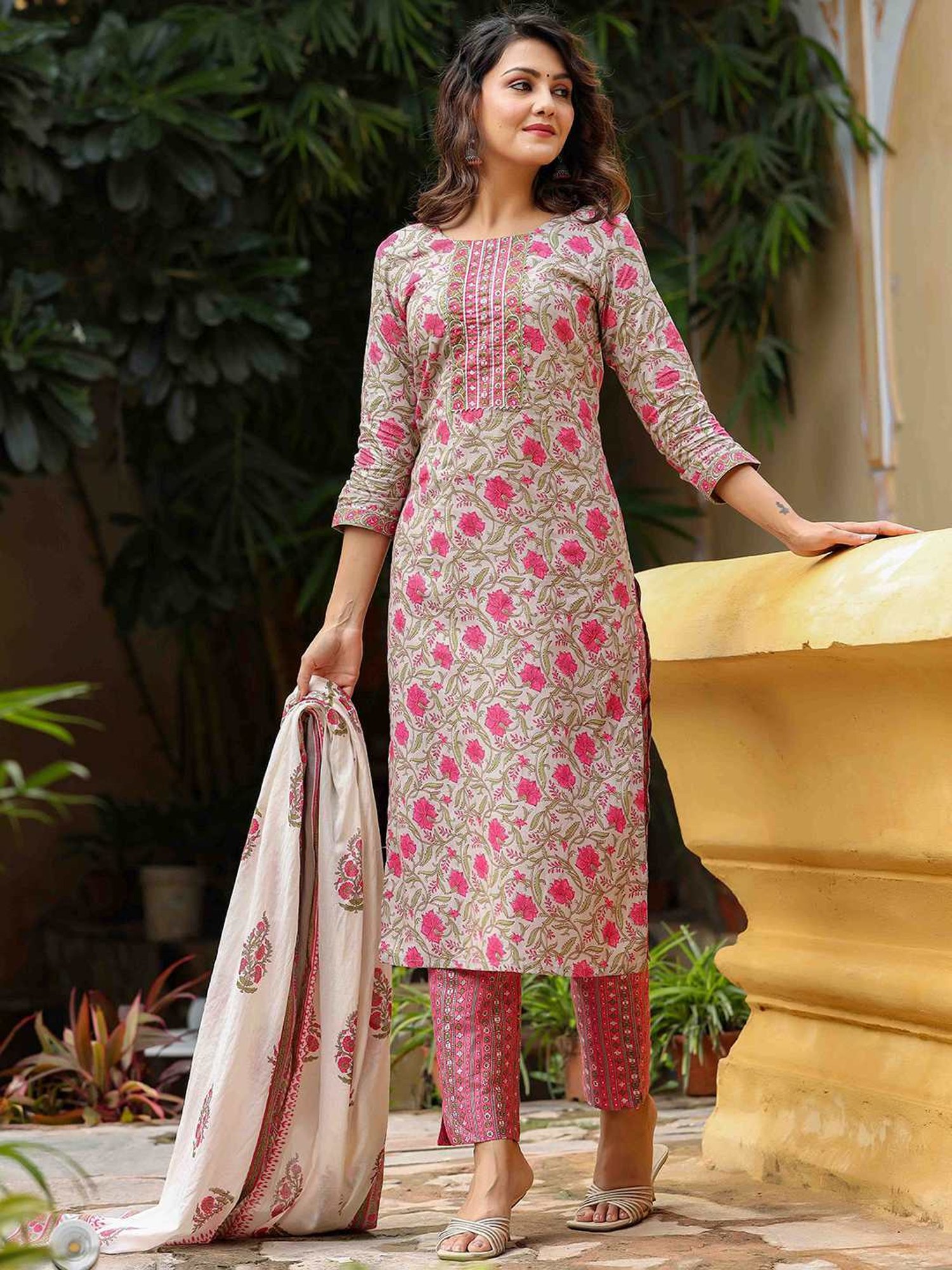 Vaamsi Grey & Pink Floral Print Kurta Pant Set With Dupatta