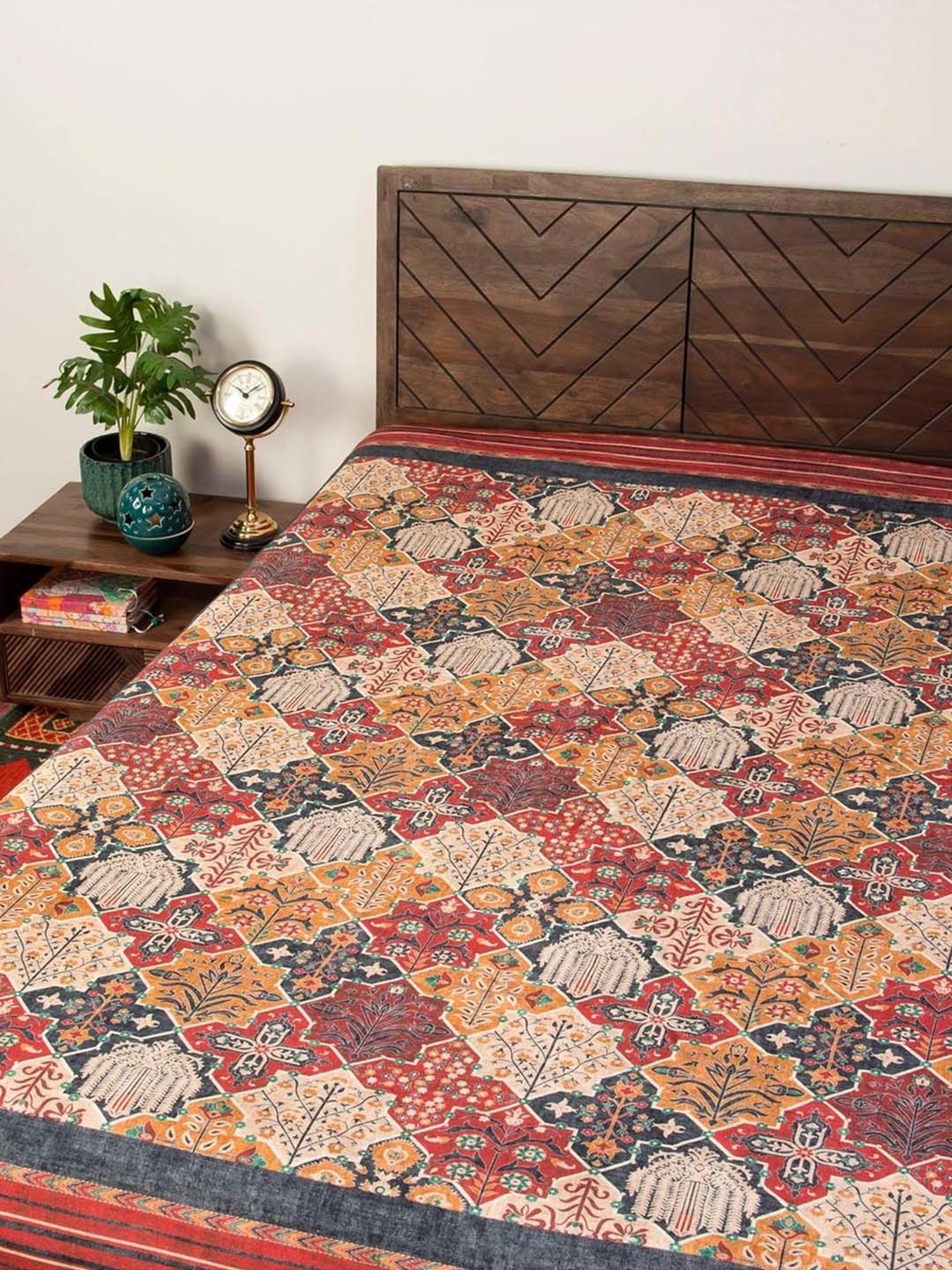 DDECOR Live beautiful Geometric Insignia Dove 210 TC Cotton Comforters - Set of 3