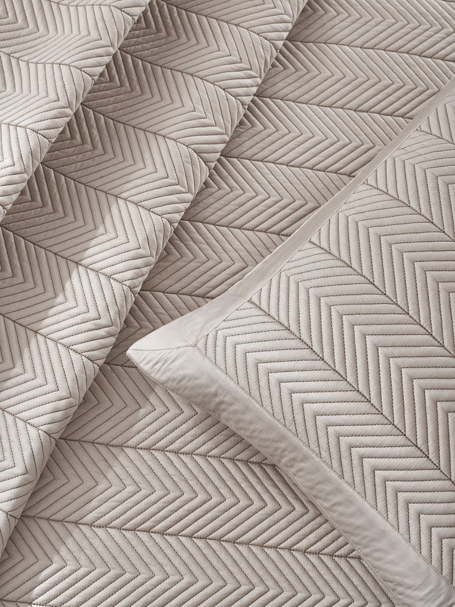 DDECOR Live beautiful Geometric Insignia Dove 210 TC Cotton Comforters - Set of 3