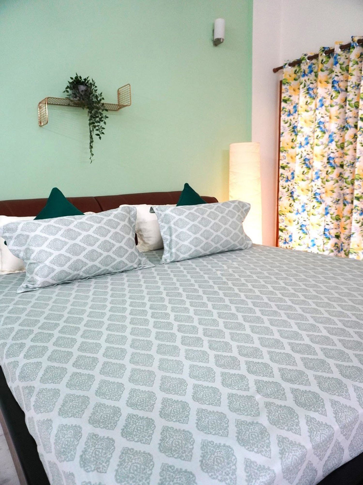 TARA Sparkling Homes Printed Green 250 TC Cotton King Bedsheet With 2 Pillow Covers