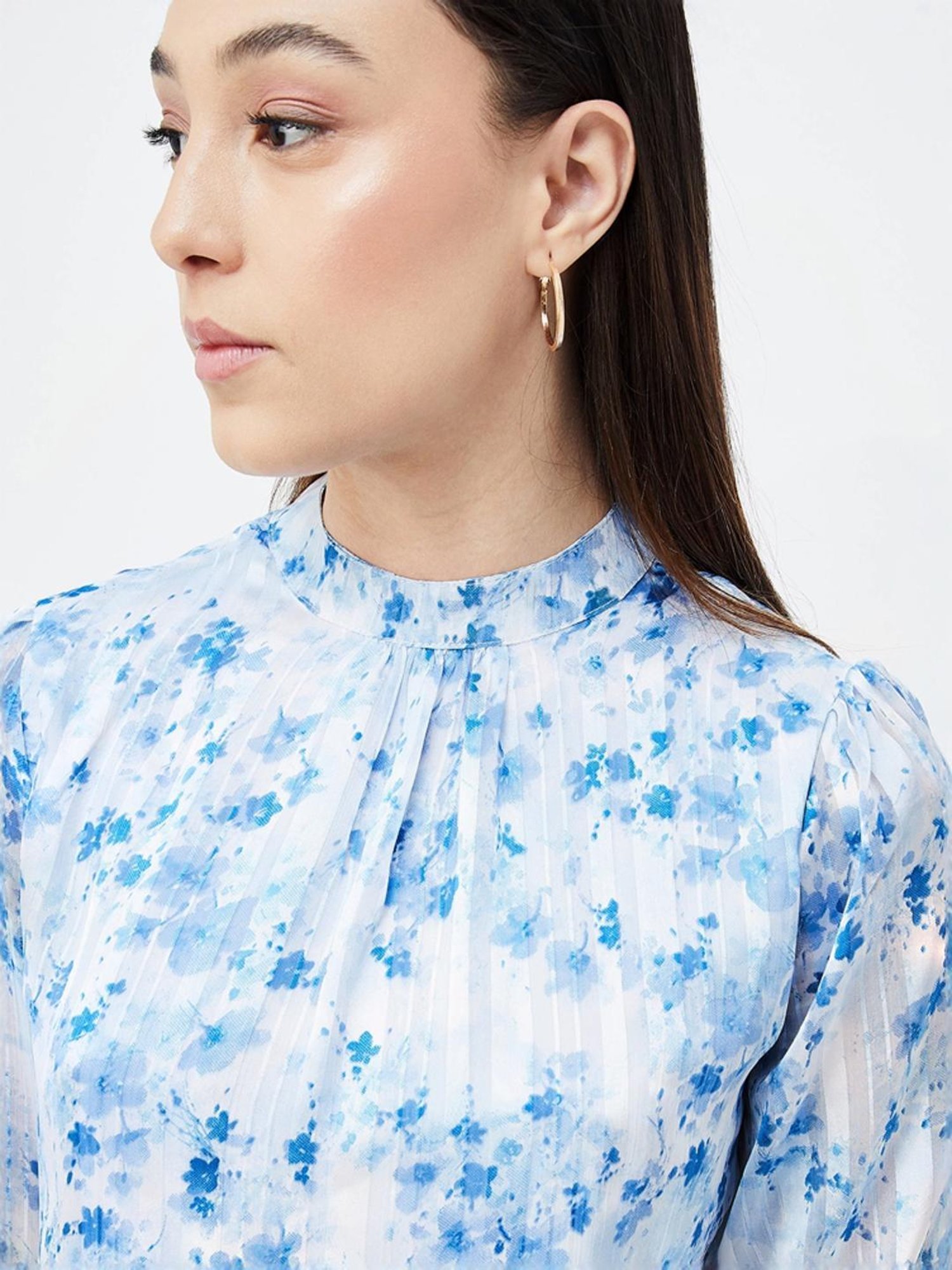 Code by Lifestyle White & Blue Floral Print Top