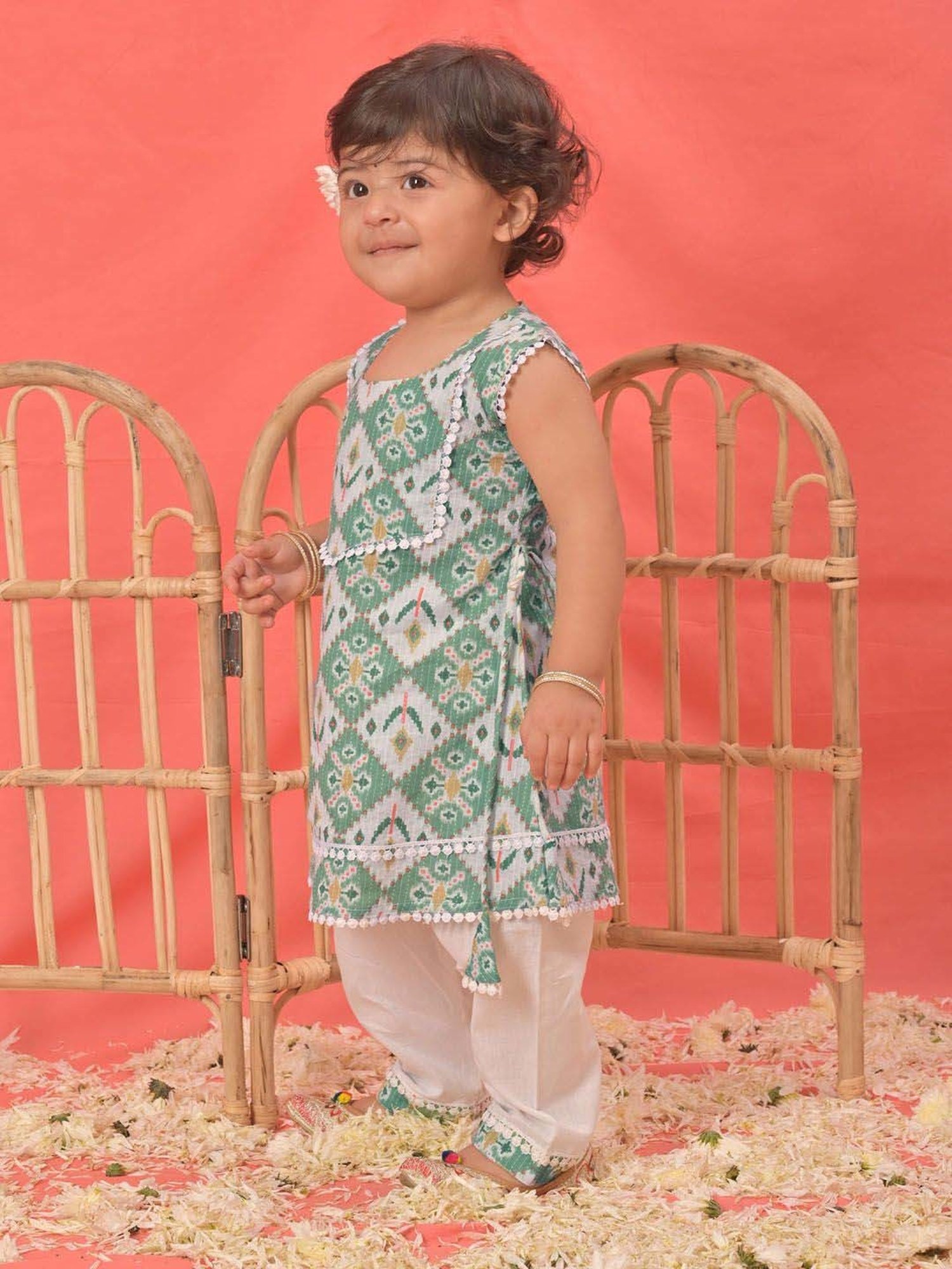 VASTRAMAY Girls Green Printed Clothing Sets
