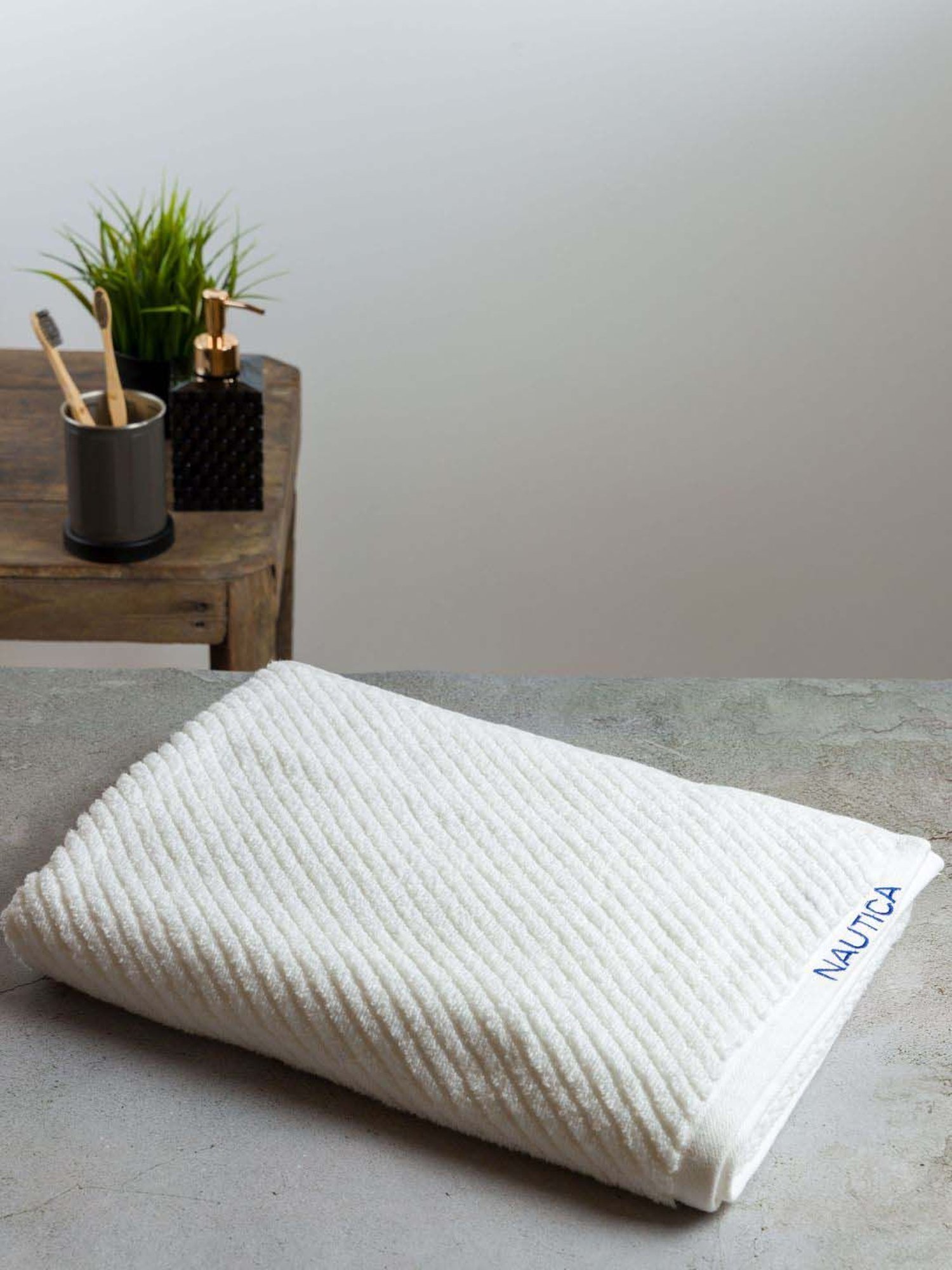 Nautica Cross View White Cotton 600 GSM Fluffy Zero Twist Bath Towel