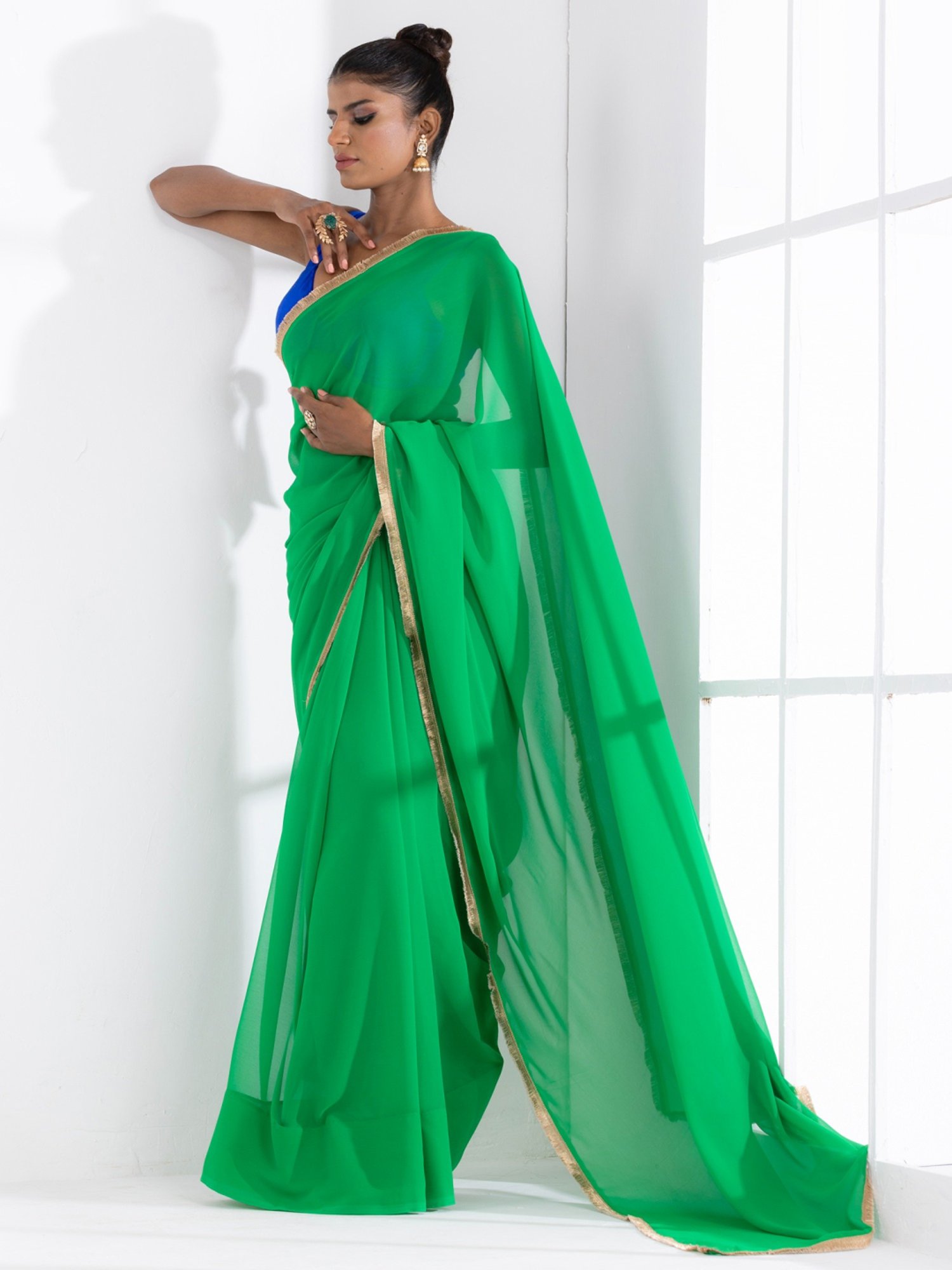 Swtantra Green Plain Saree With Unstitched Blouse