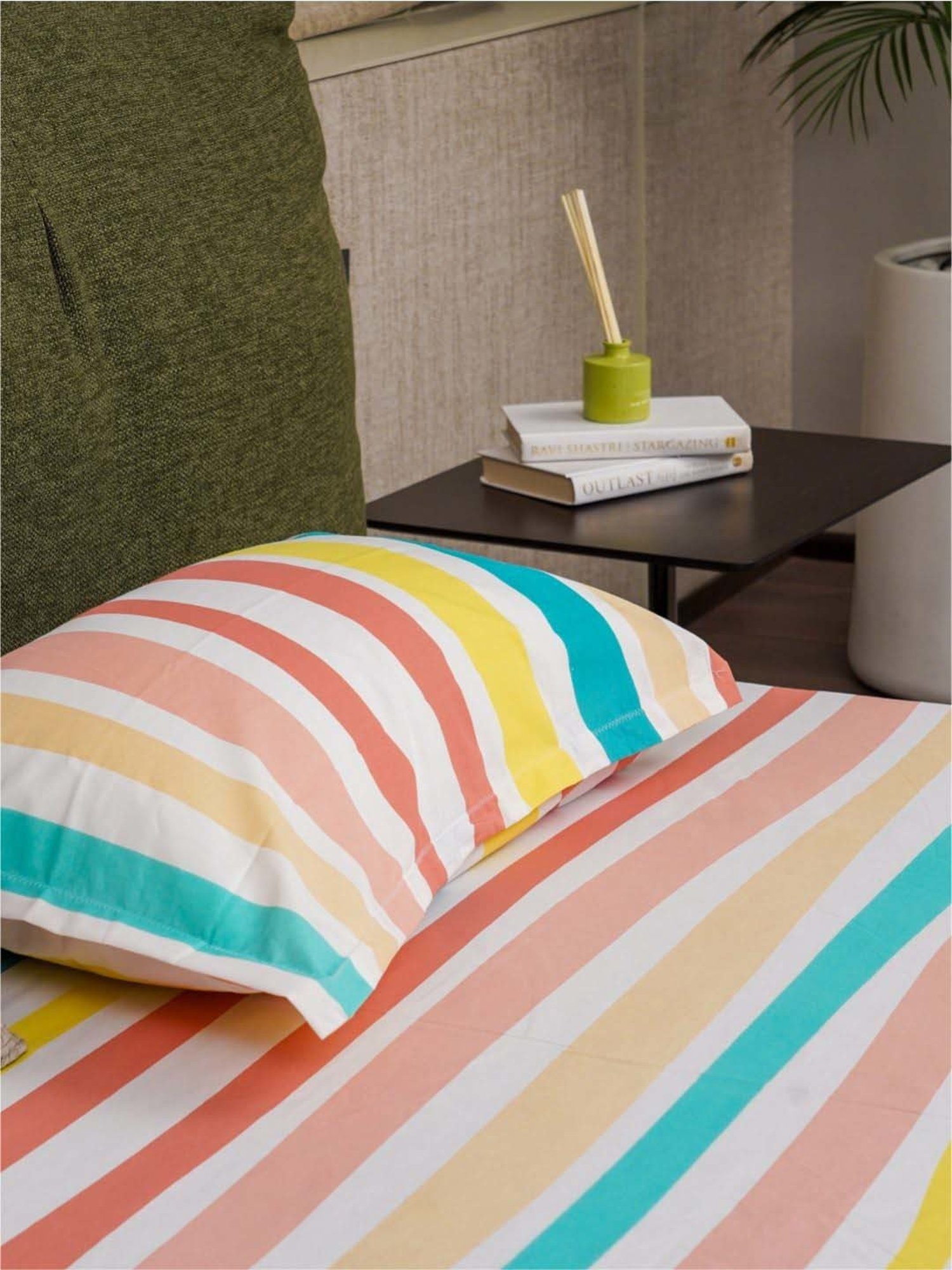 Urban Space Serene Multicolor Cotton 200 TC Queen Size Bedsheet With Pillow Covers