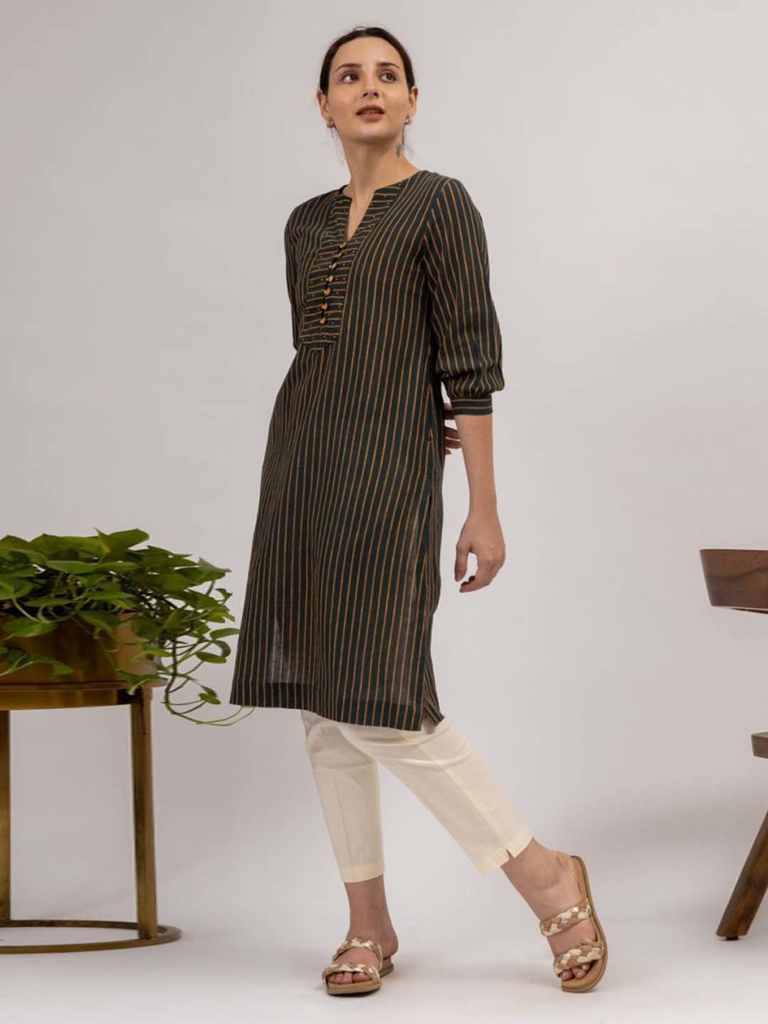 Mushio Dark Green Serena Hand Woven Kala Cotton Short Kurta With Wooden Button Detail