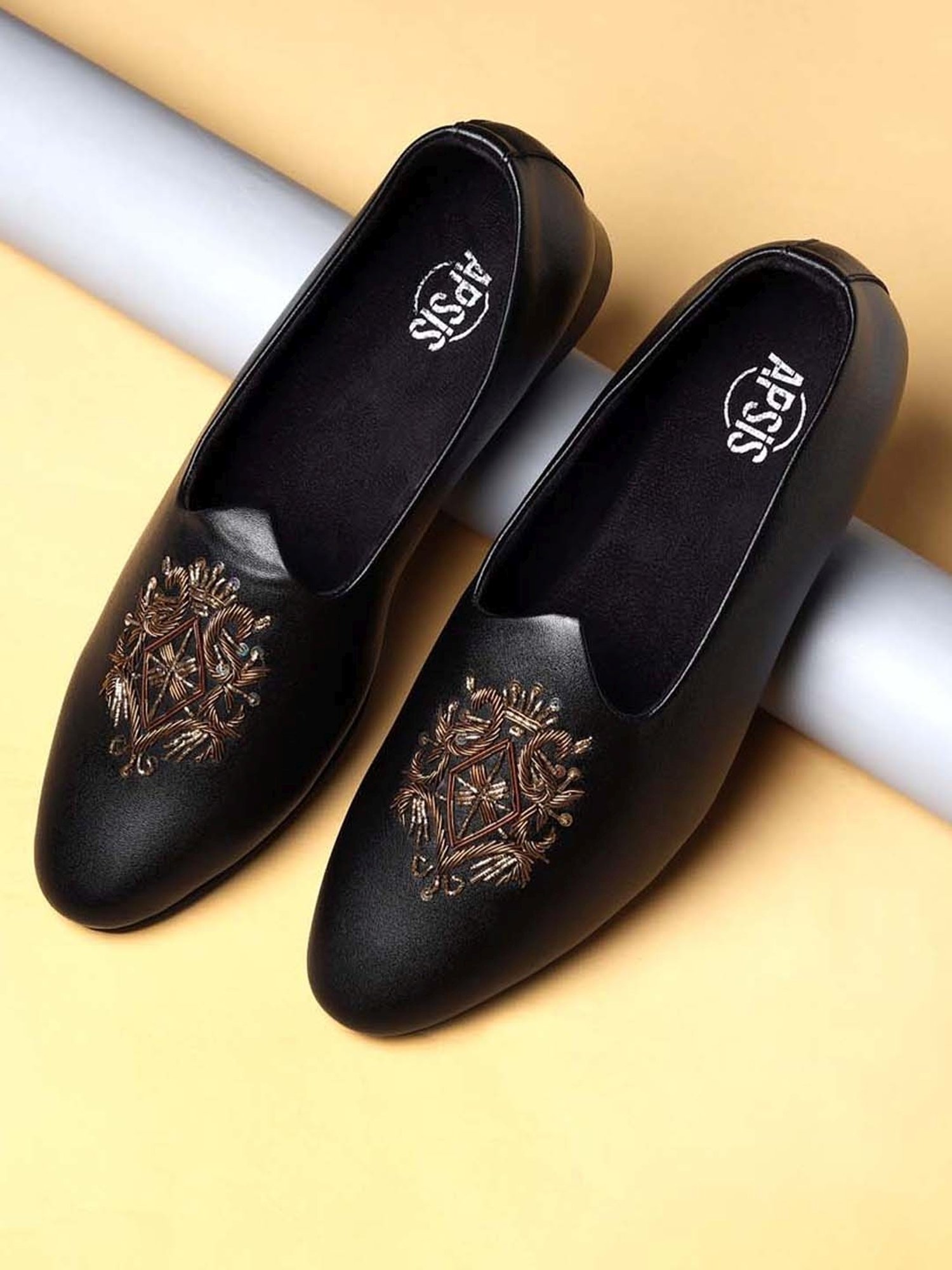 Apsis Men's Black Casual Juttis