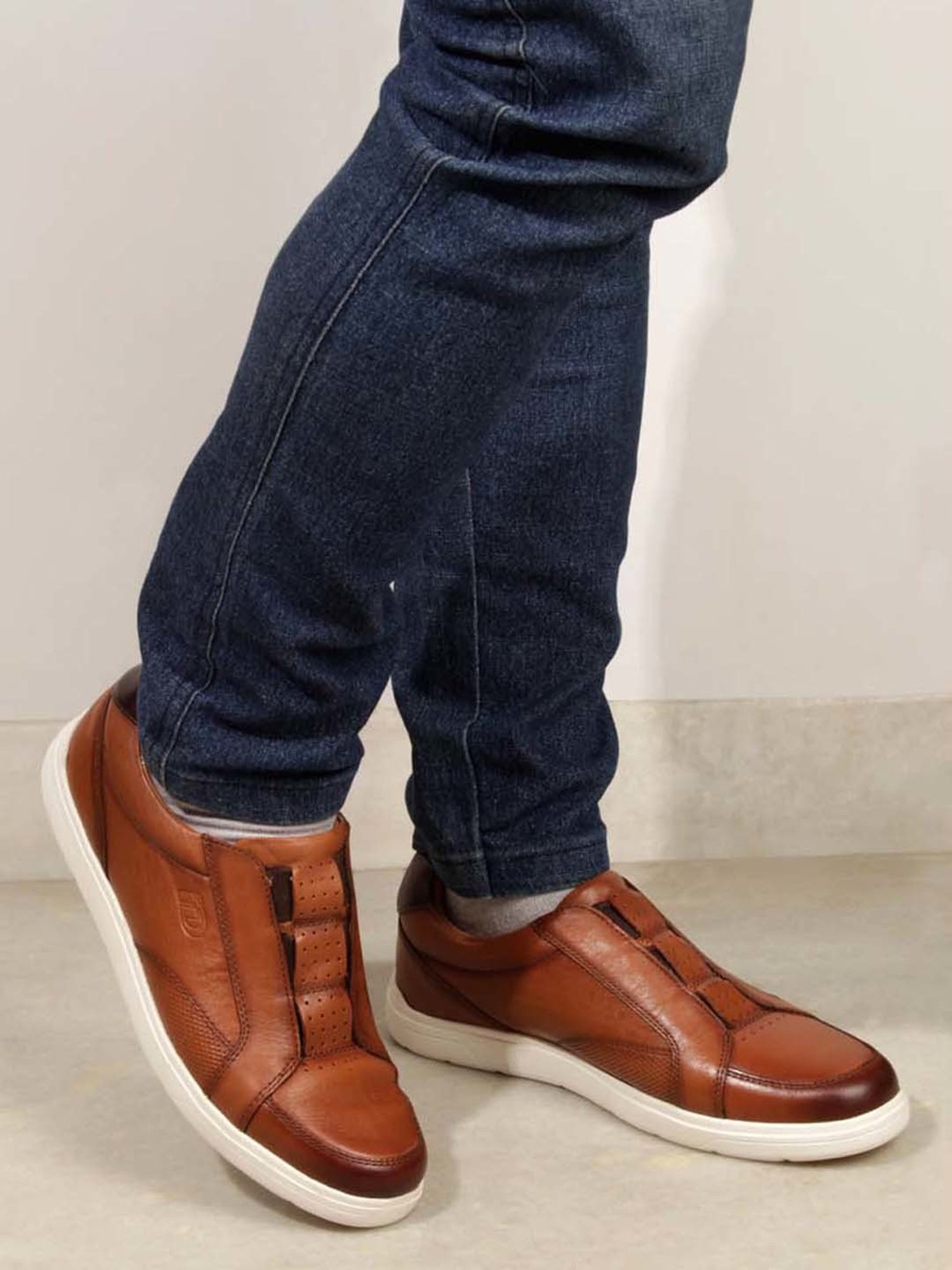 ID Men's Tan Casual Sneakers