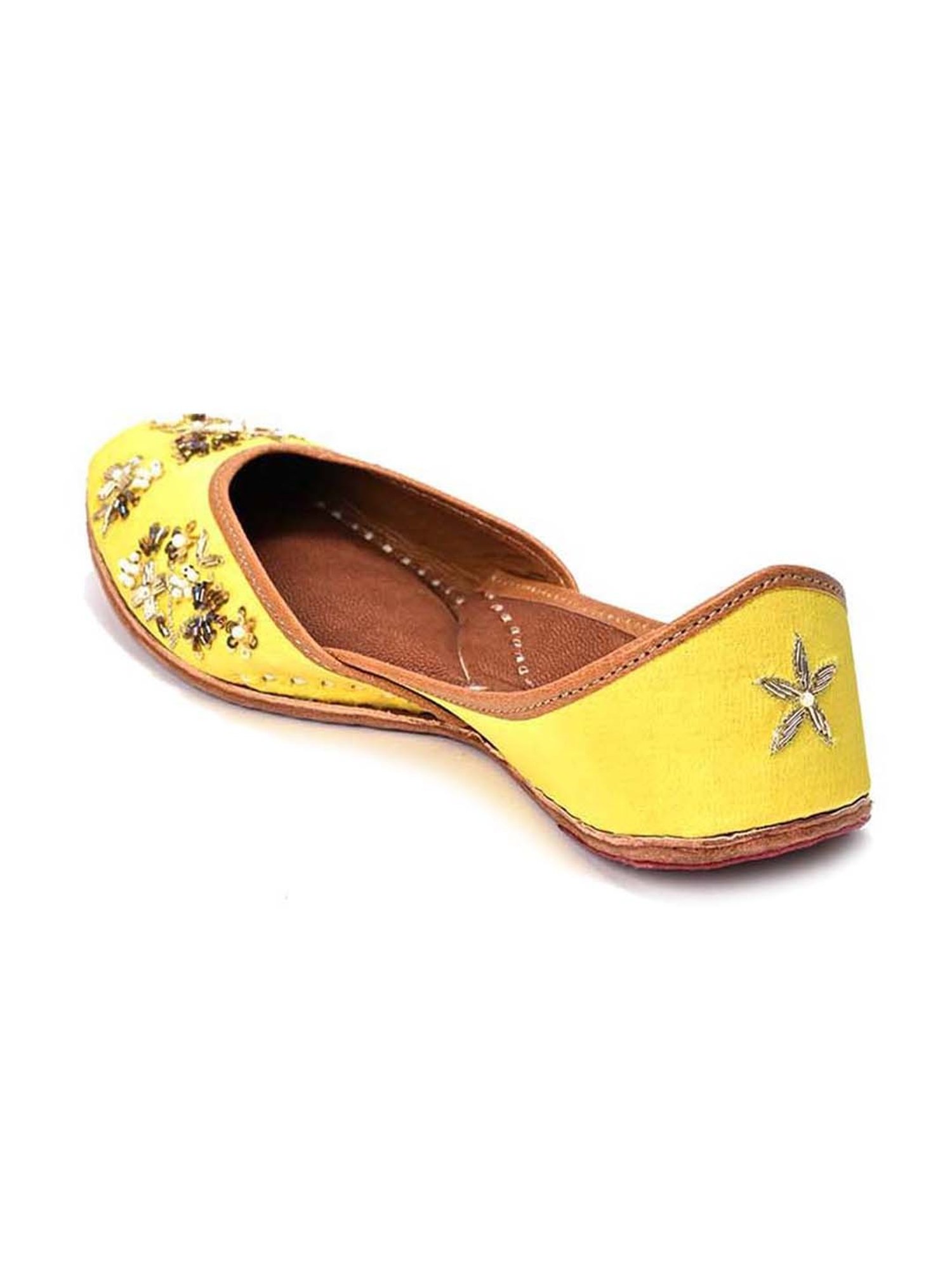 Scentra Women's Yellow Ethnic Juttis