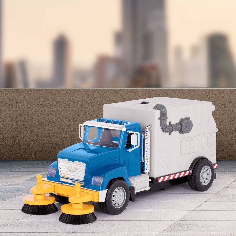DRIVEN – Large Toy Truck with Movable Parts – Street Sweeper