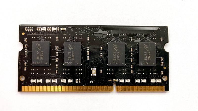 SAMSUNG 1GB 200-Pin DDR2 SO-DIMM Laptop Memory Model M470T2864FB3-CF7