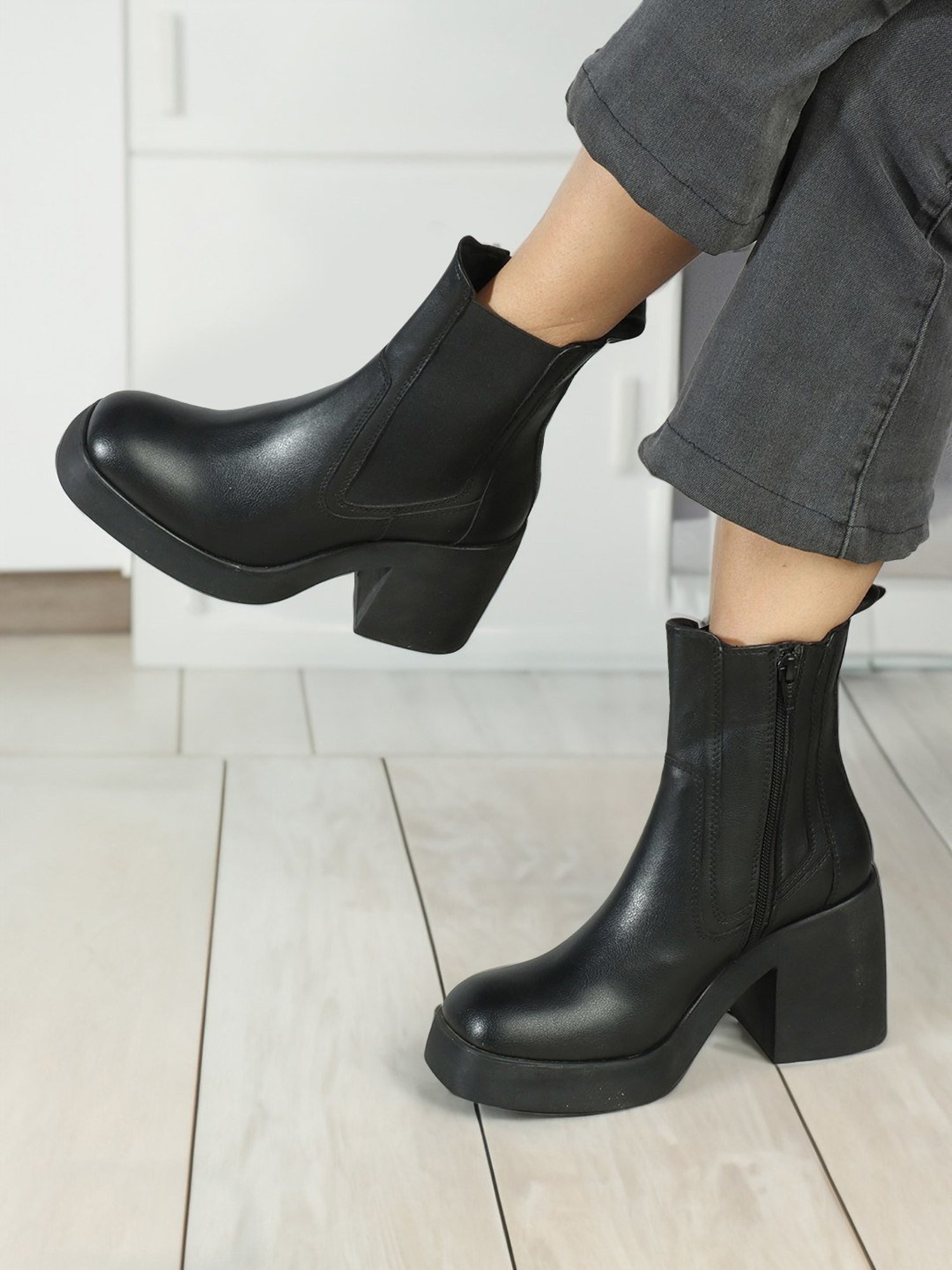 Elle Women's Black Chelsea Boots