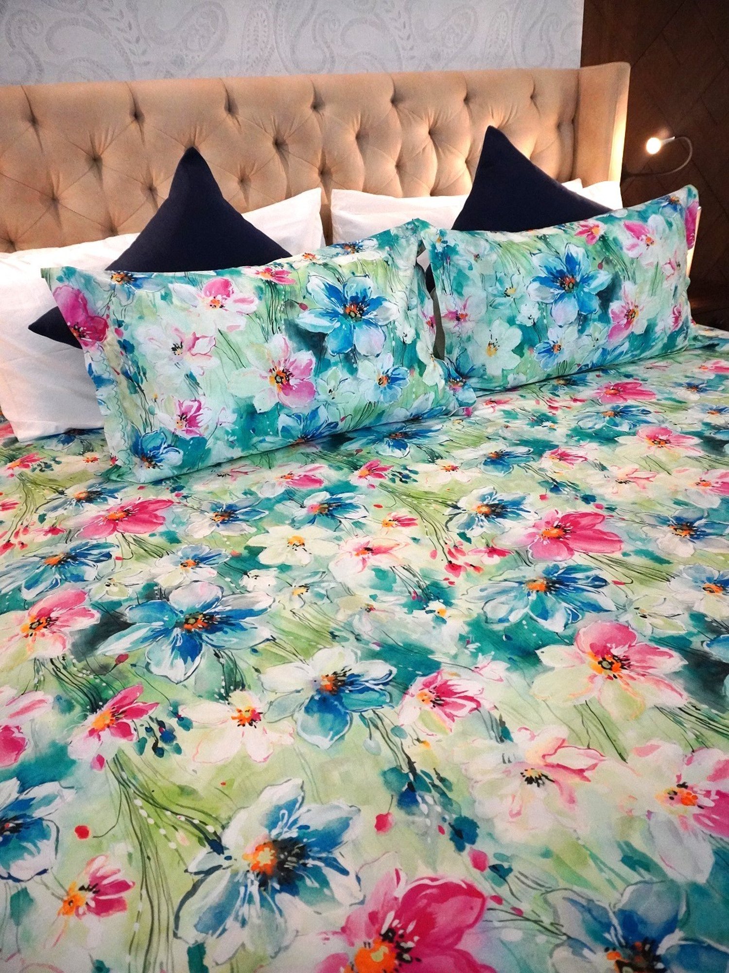 TARA Sparkling Homes Champ de Fluers Multicolor Cotton 350 TC King Bedsheet with 2 Pillow Covers