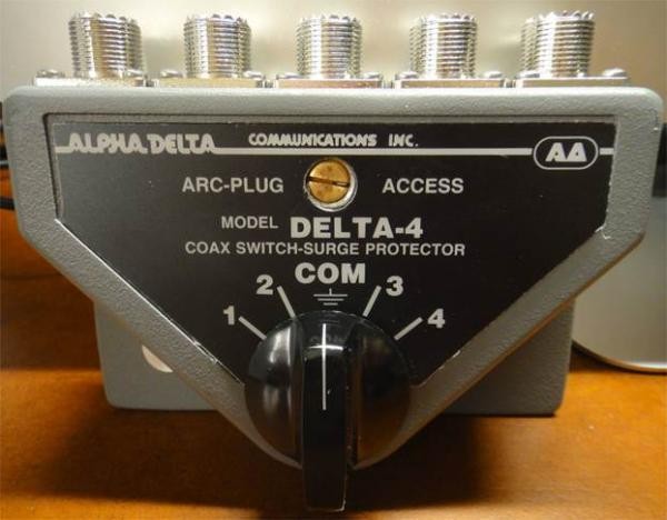 iKKEGOL&reg; Audio Video RCA 3 Port  Way Selector Switcher with AV Cable