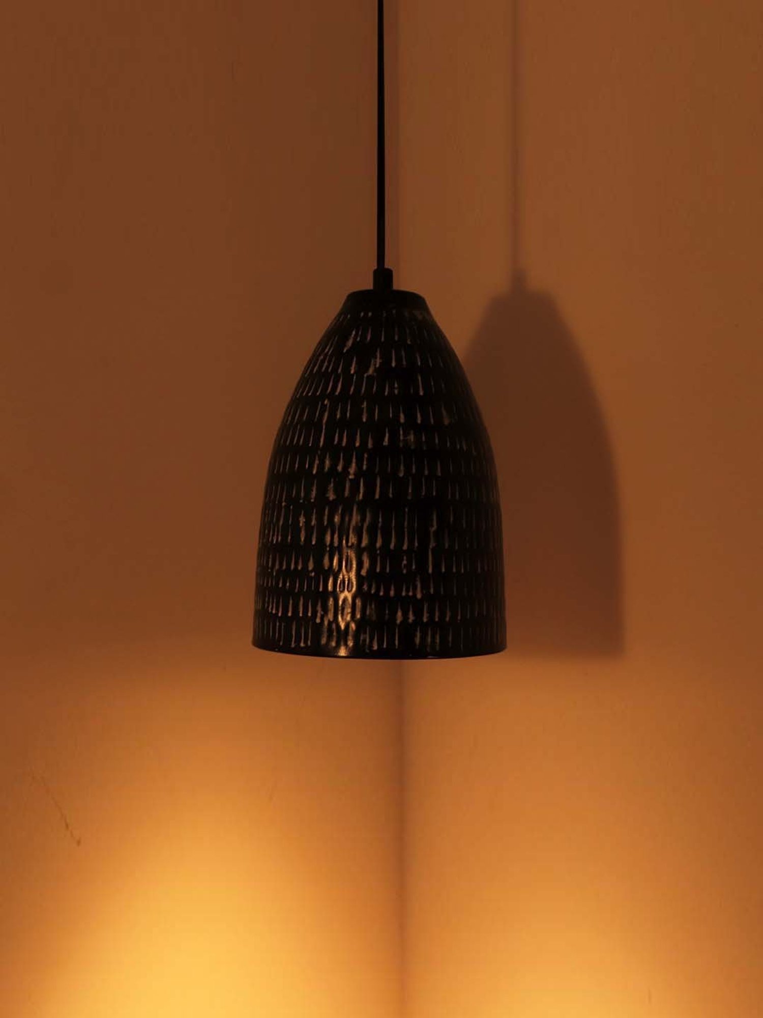 ExclusiveLane 'Divine Ebony' Black & Silver Iron Hand-Etched Pendant Lamp - Set of 1