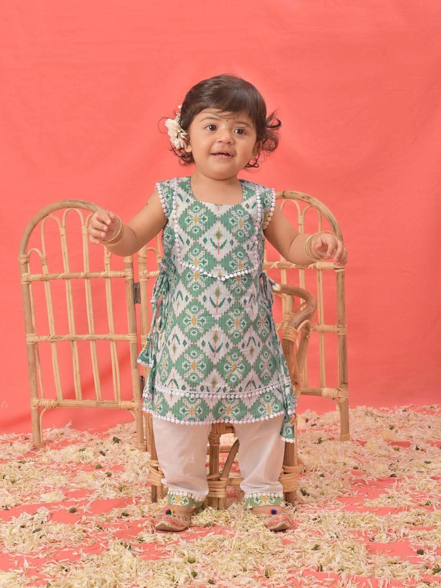 VASTRAMAY Girls Green Printed Clothing Sets