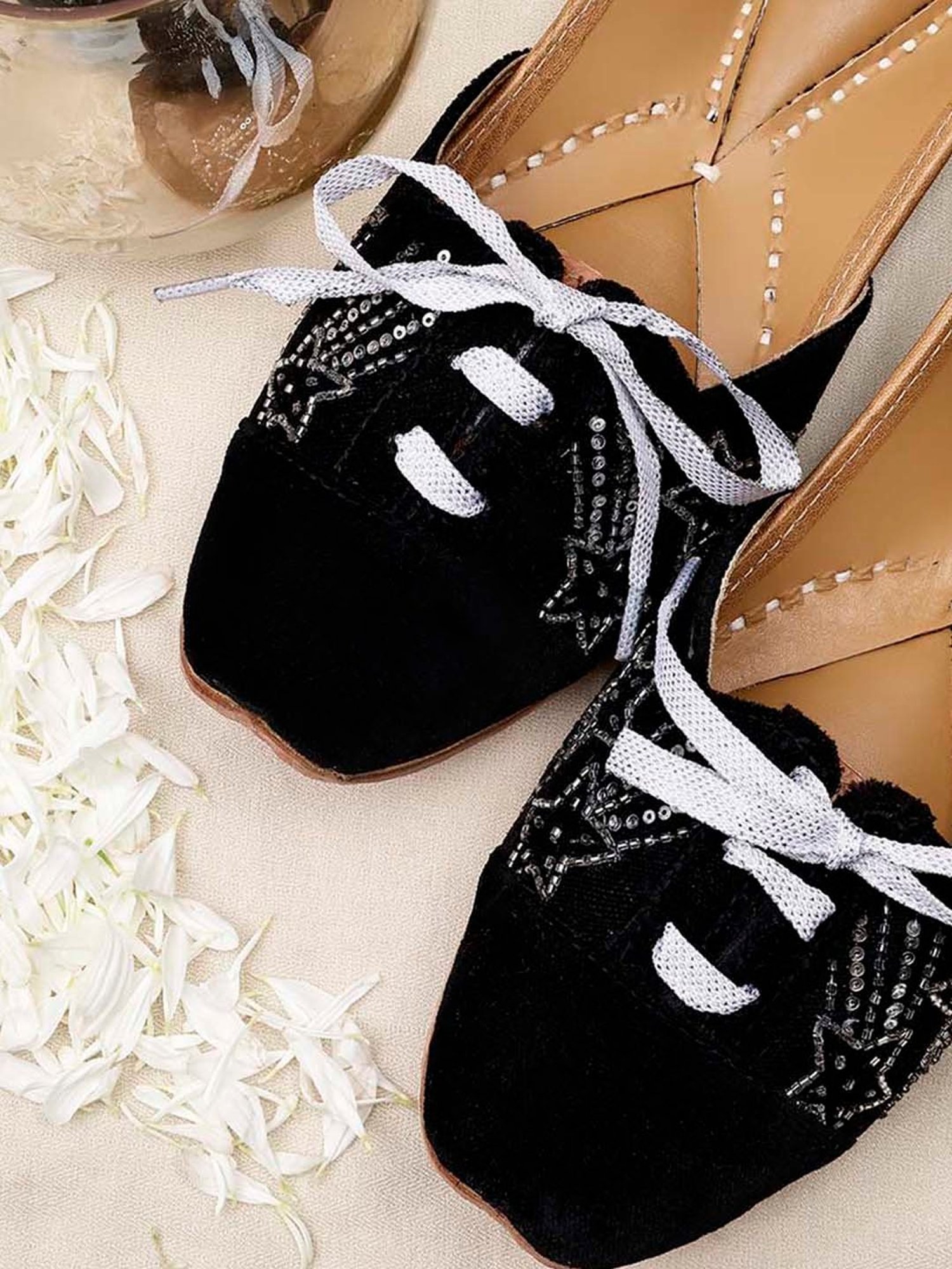 Glam Story Women's Black Ethnic Juttis