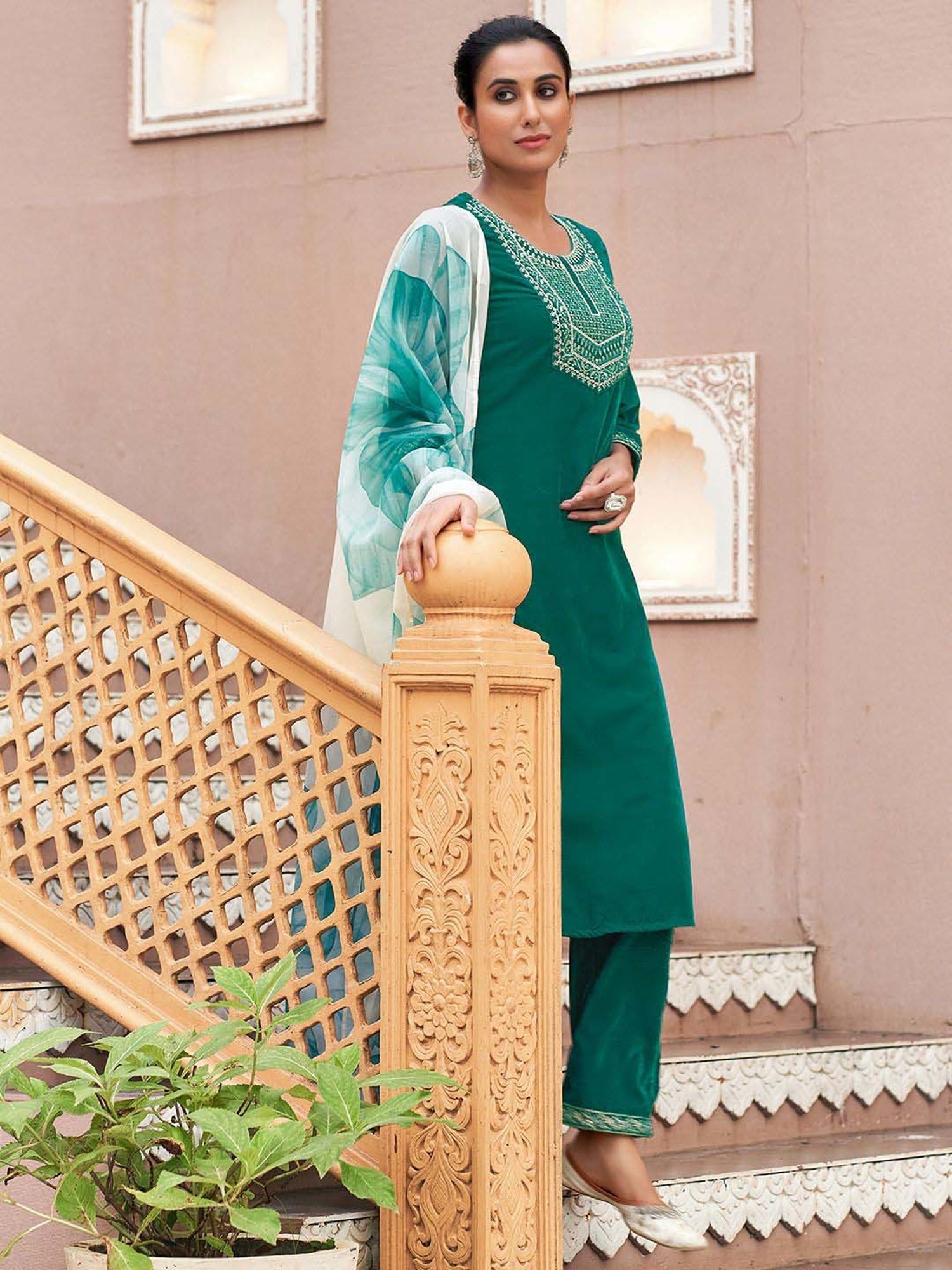 Skylee Green Embroidered Kurta Pant Set With Dupatta