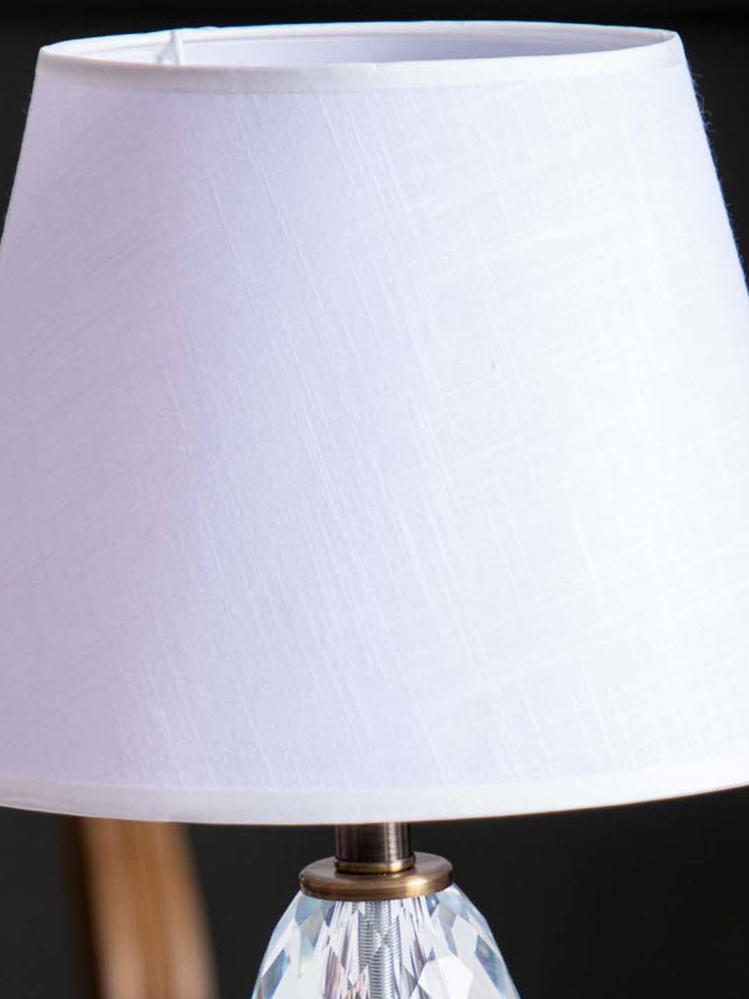 The Decor Kart White Metal Tussock Table Lamp