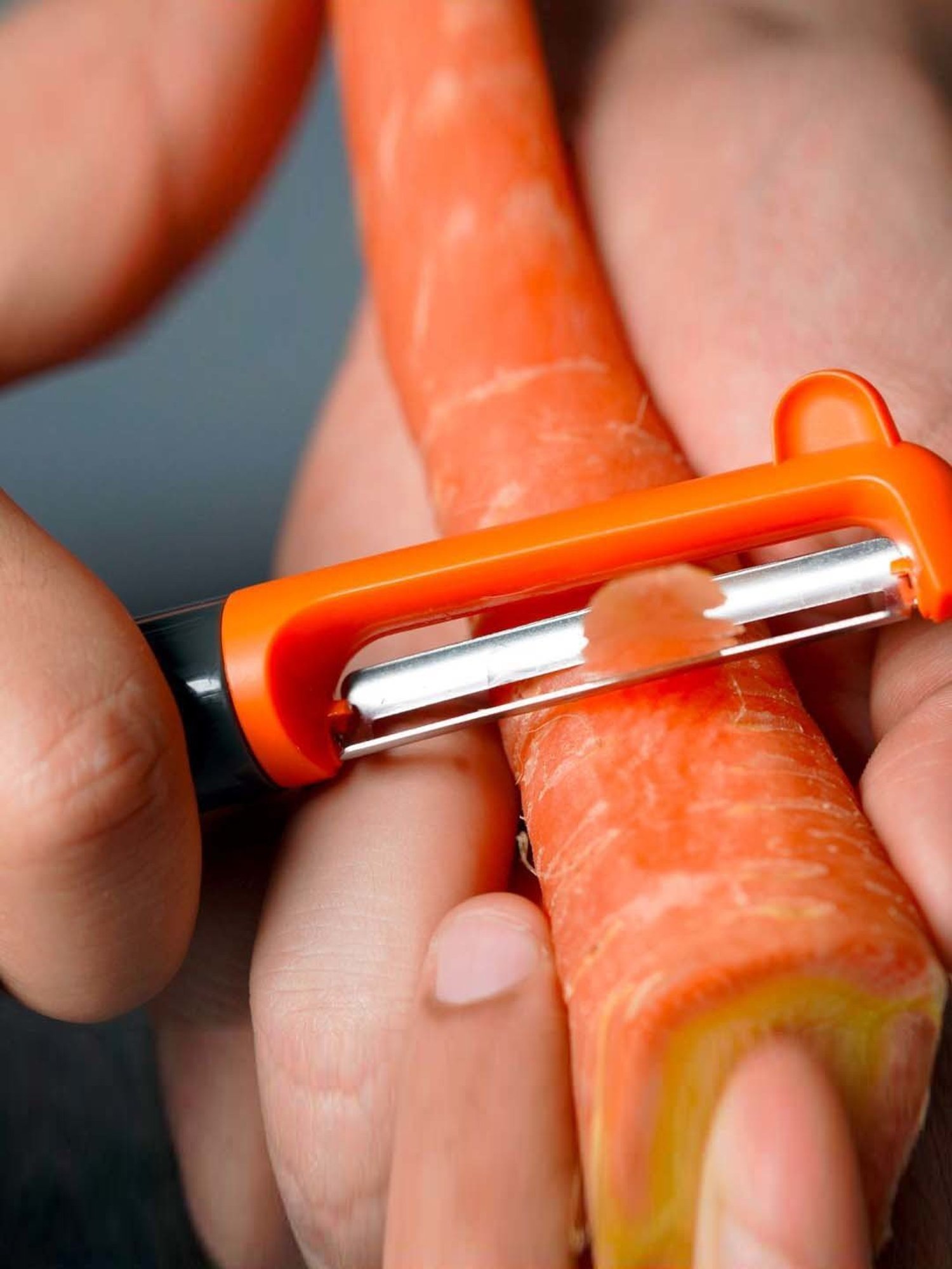 Dreamfarm Red Medium Self Sharpening Vegetable Peeler