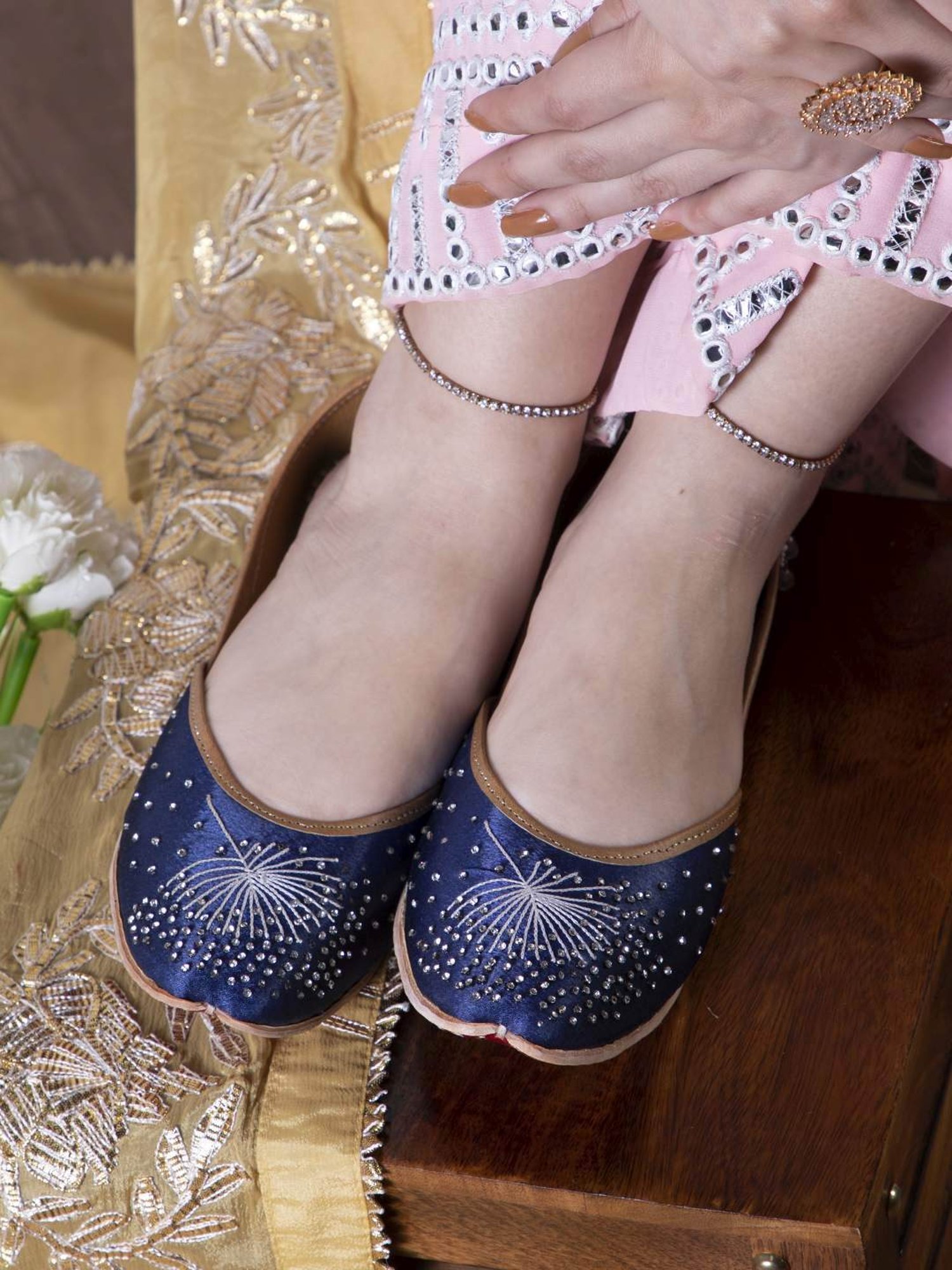 Glam Story Women's Blue Ethnic Juttis