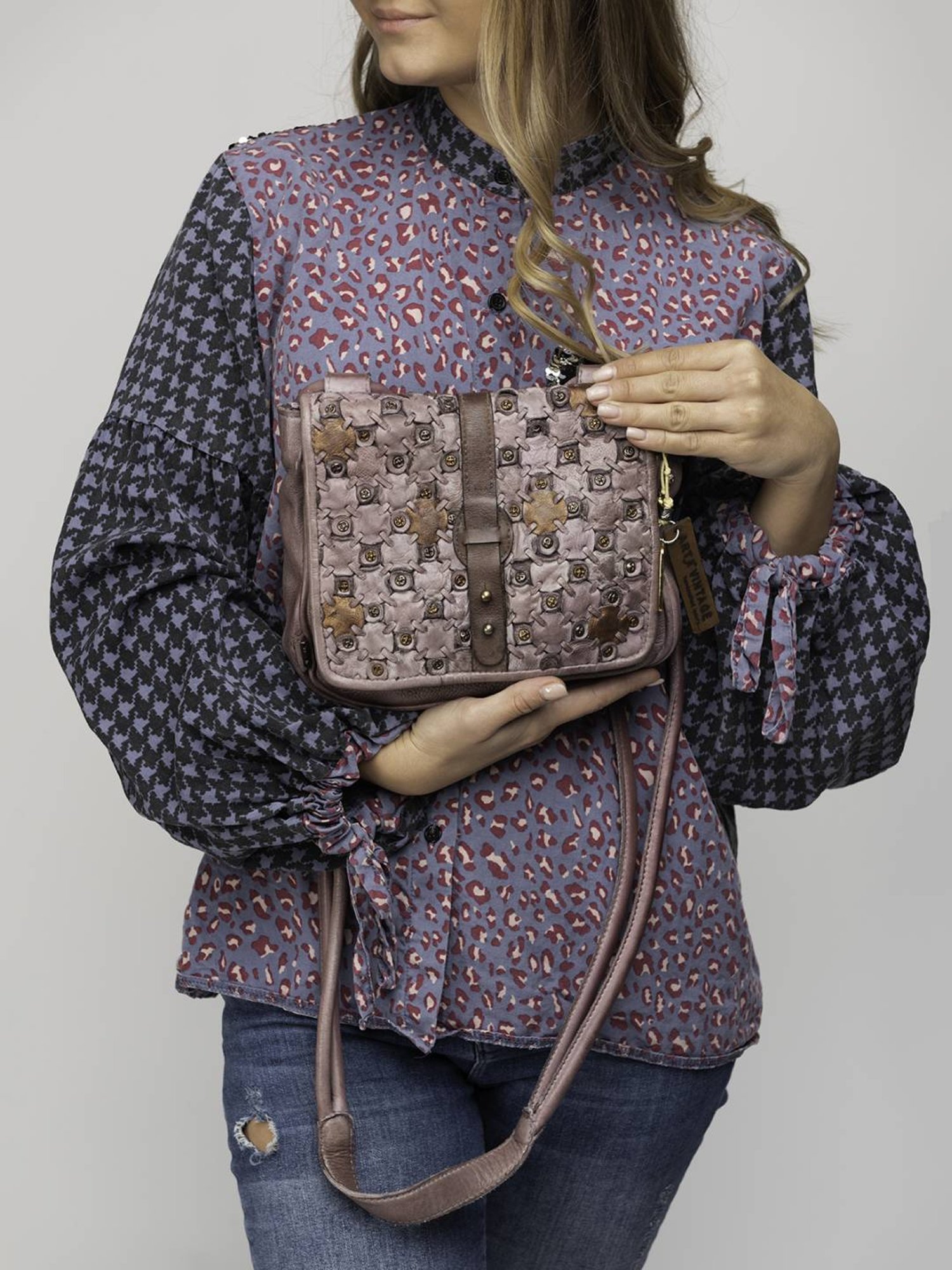 Art N Vintage Bettina Quail Pink Leather Textured Medium Sling Handbag