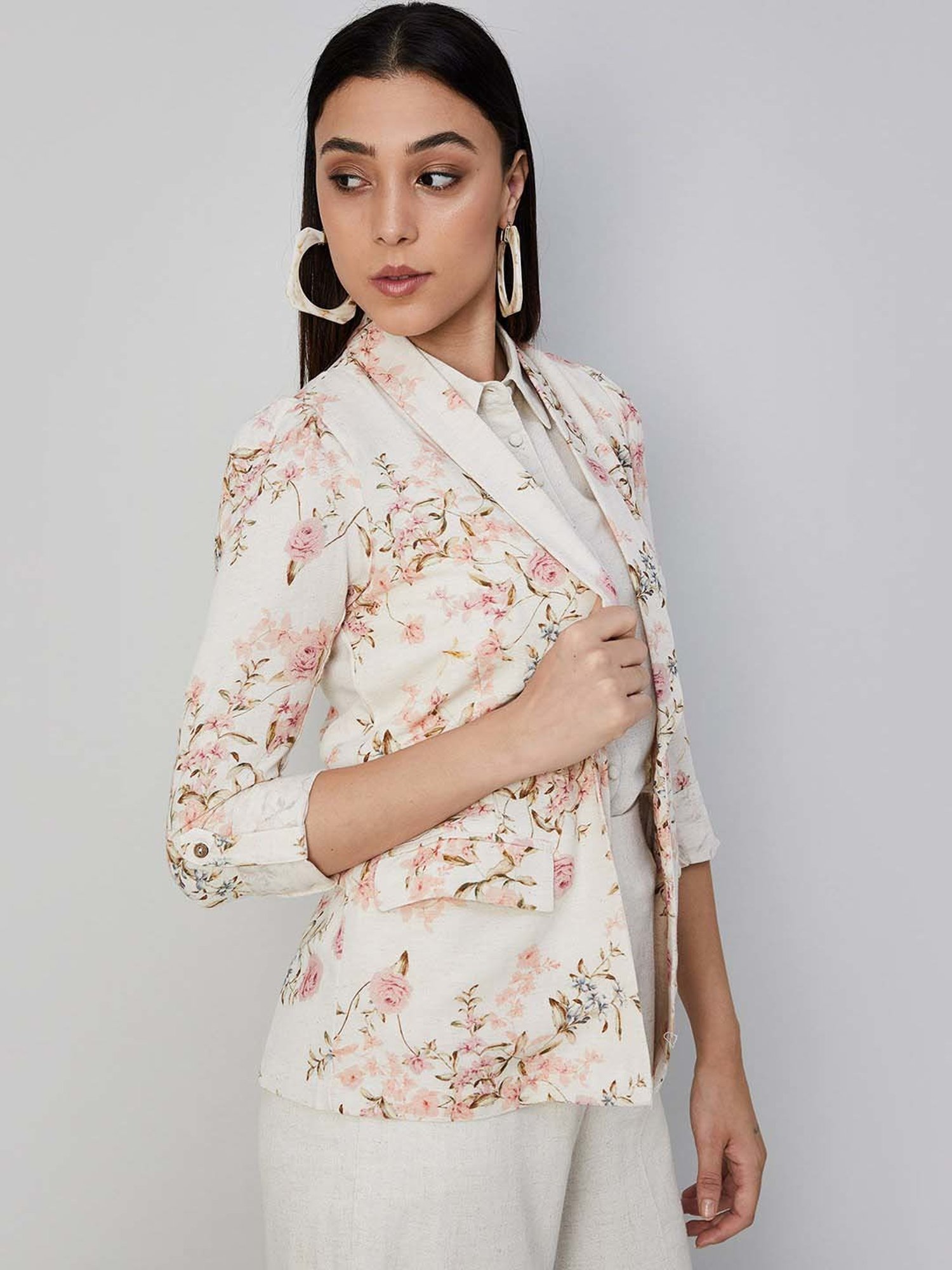 Code by Lifestyle Off-White Printed Shrug