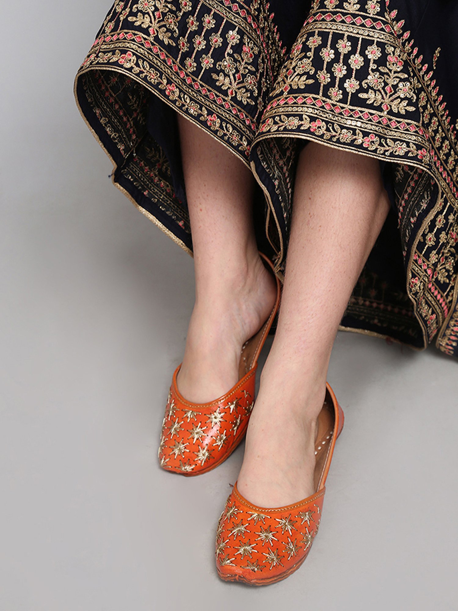 Glam Story Women's Orange Ethnic Juttis