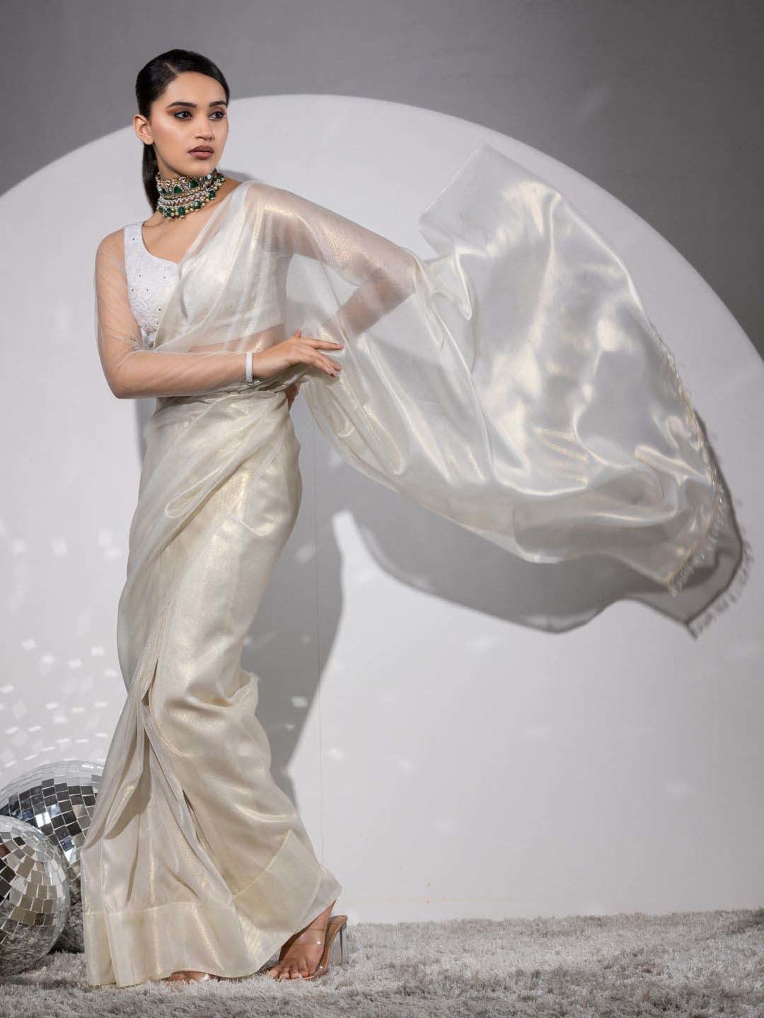 Swtantra White Woven Saree With Unstitched Blouse