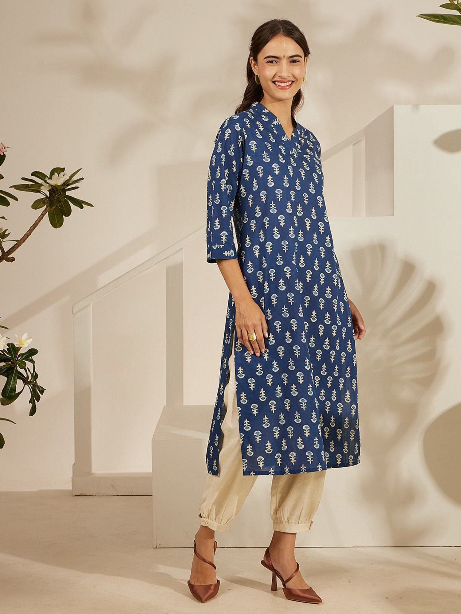 Daali Blue Cambric V Neck 3/4 Sleeves Basics Kurta with Two Pockets