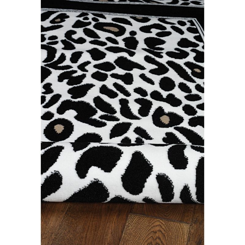 4'8"x7'6" Capri Leopard Rug Black/White - Linon