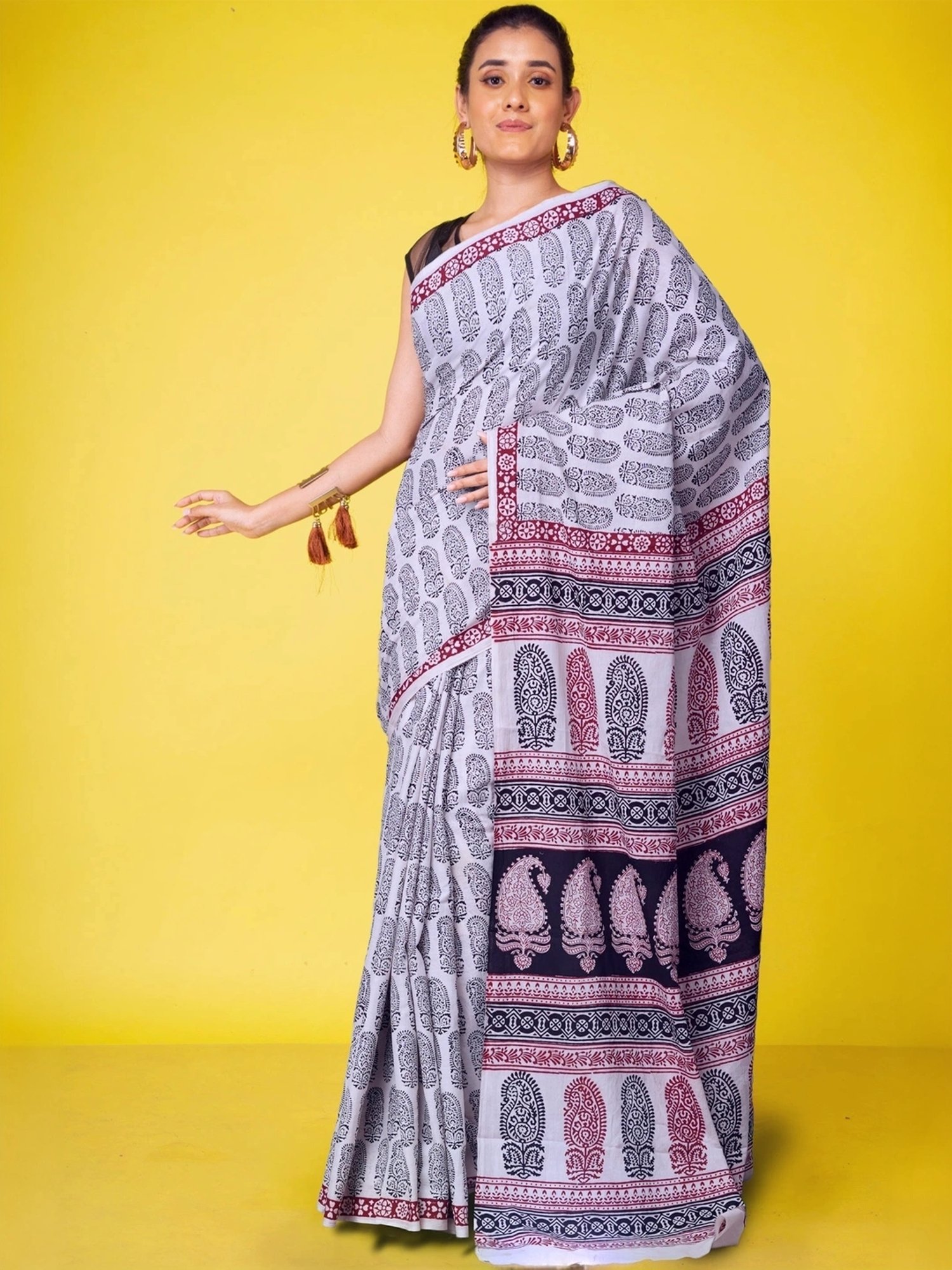 Unnati Silks White & Black Cotton Printed Saree With Unstitched Blouse