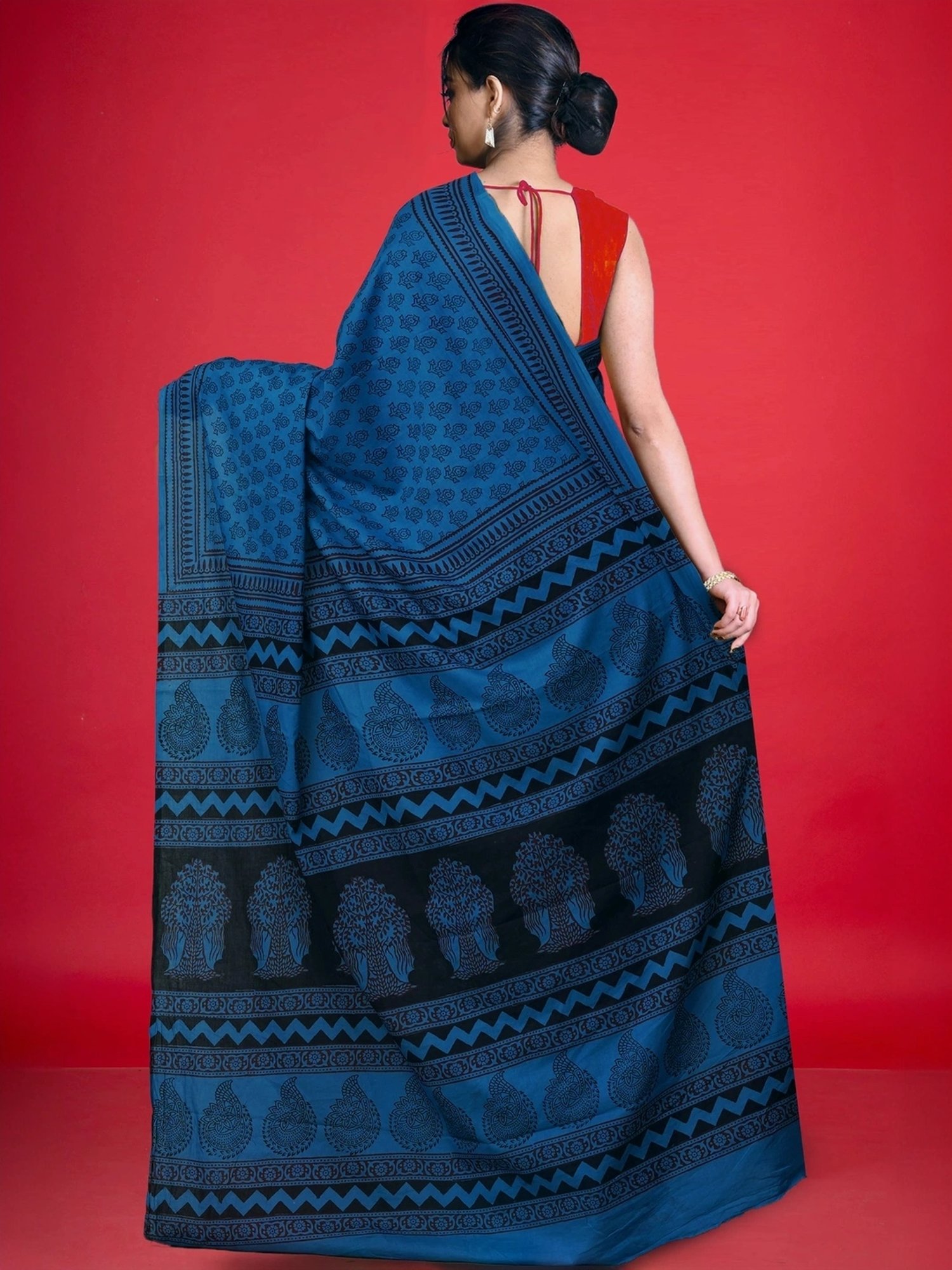 Unnati Silks Blue & Black Cotton Printed Saree With Unstitched Blouse