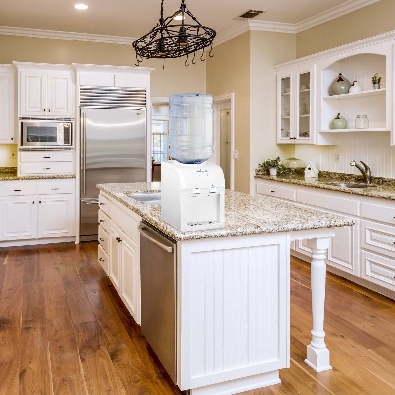 ZeroWater 8 Cup Round Water Pitcher + Free Water Quality Meter