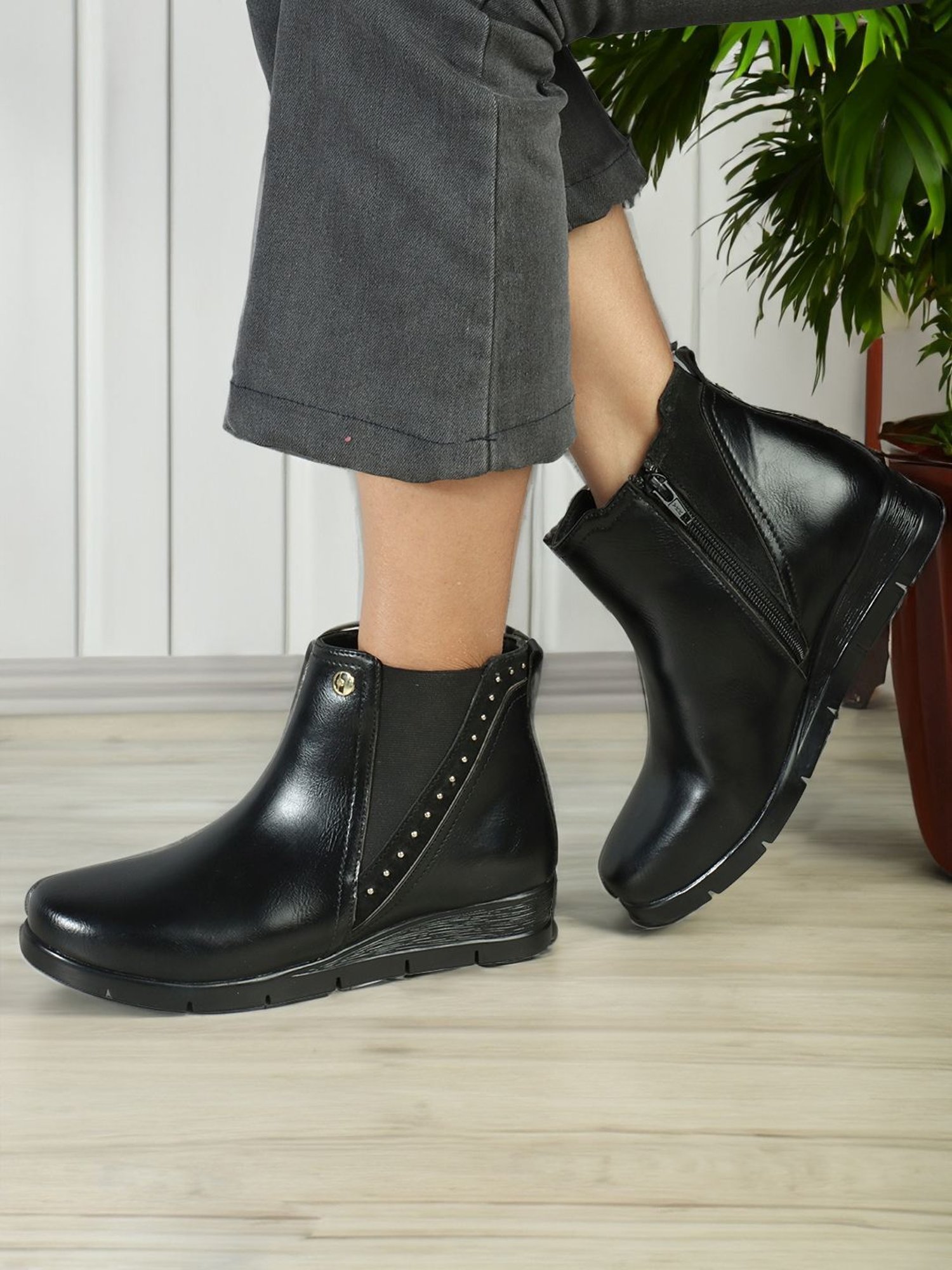 Elle Women's Black Chelsea Boots