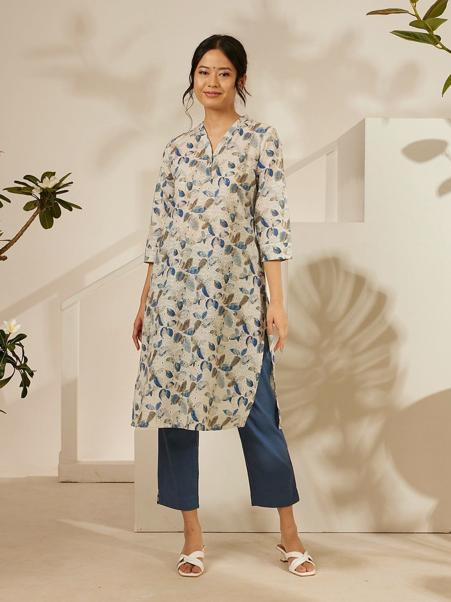 Daali Grey Schiffli V Neck 3/4 Sleeves Kurta with Two Pockets