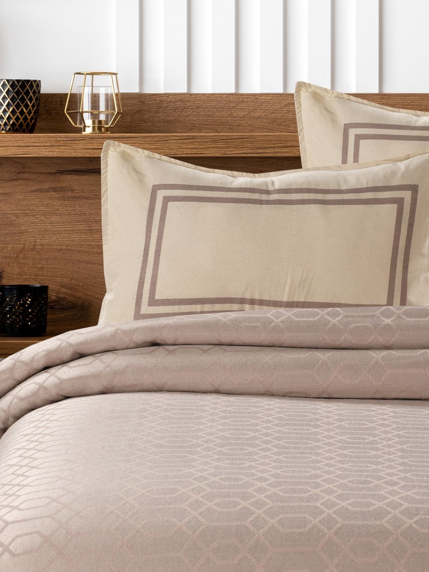 Saral Home Abstract Beige 155 TC Cotton King Sized Bed Sheet with 2 Pillow Covers