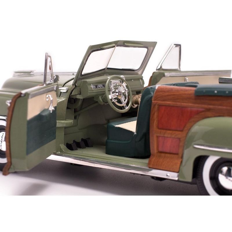 1948 Chrysler Town & Country Heather Green 1/18 Diecast Model Car by Sunstar