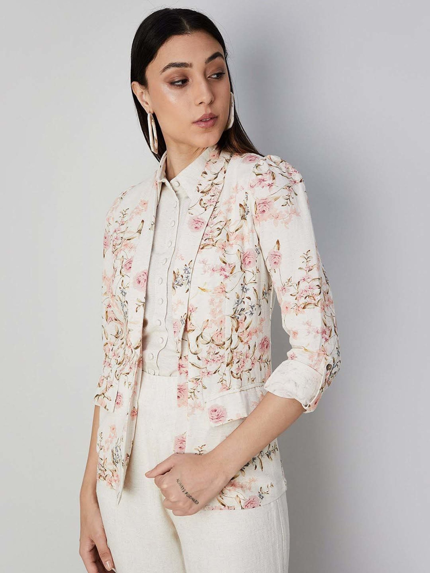 Code by Lifestyle Off-White Printed Shrug