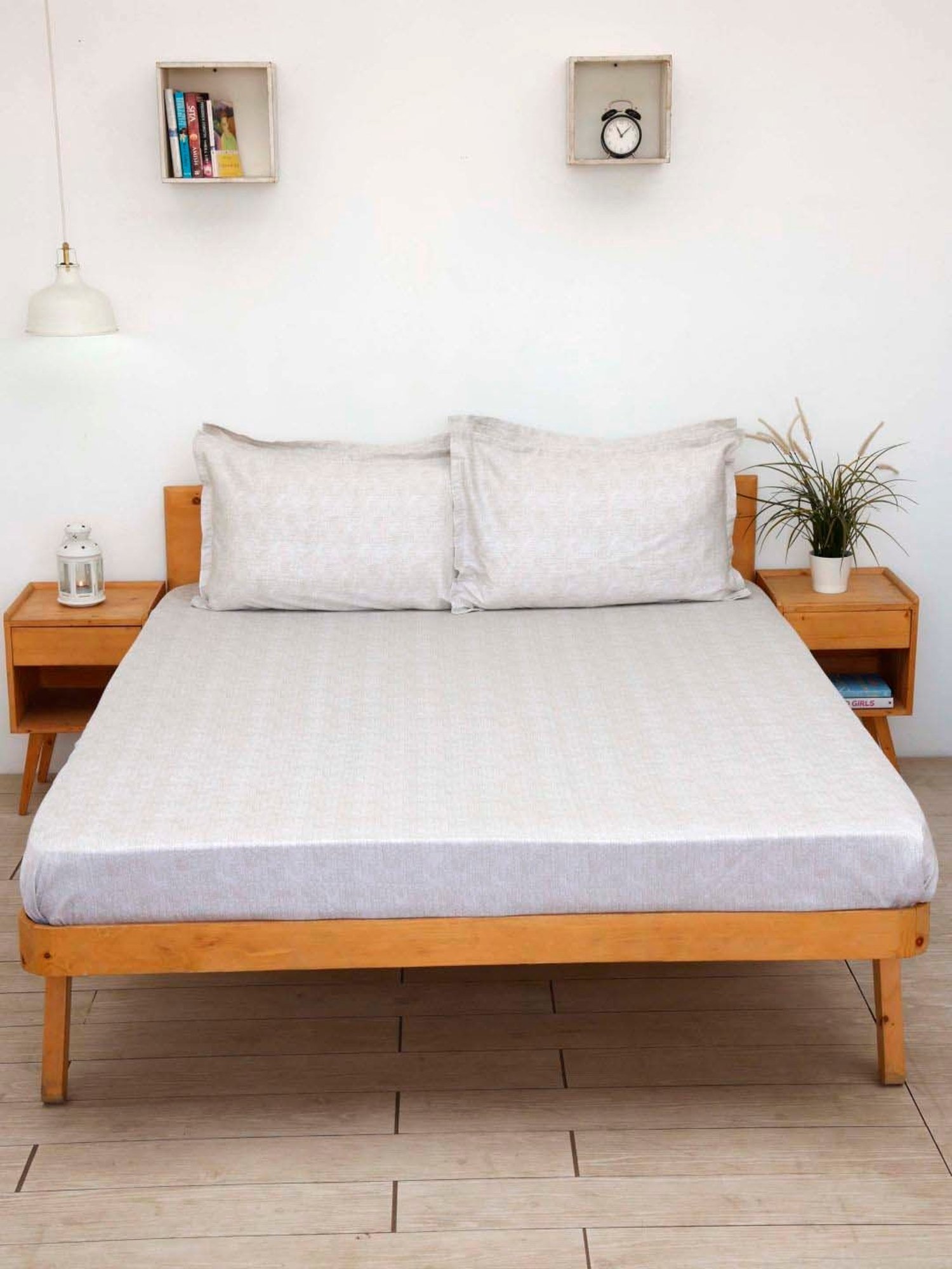 Ariana Ivory Cotton 260 TC Super King Bedsheet with 2 Pillow Covers