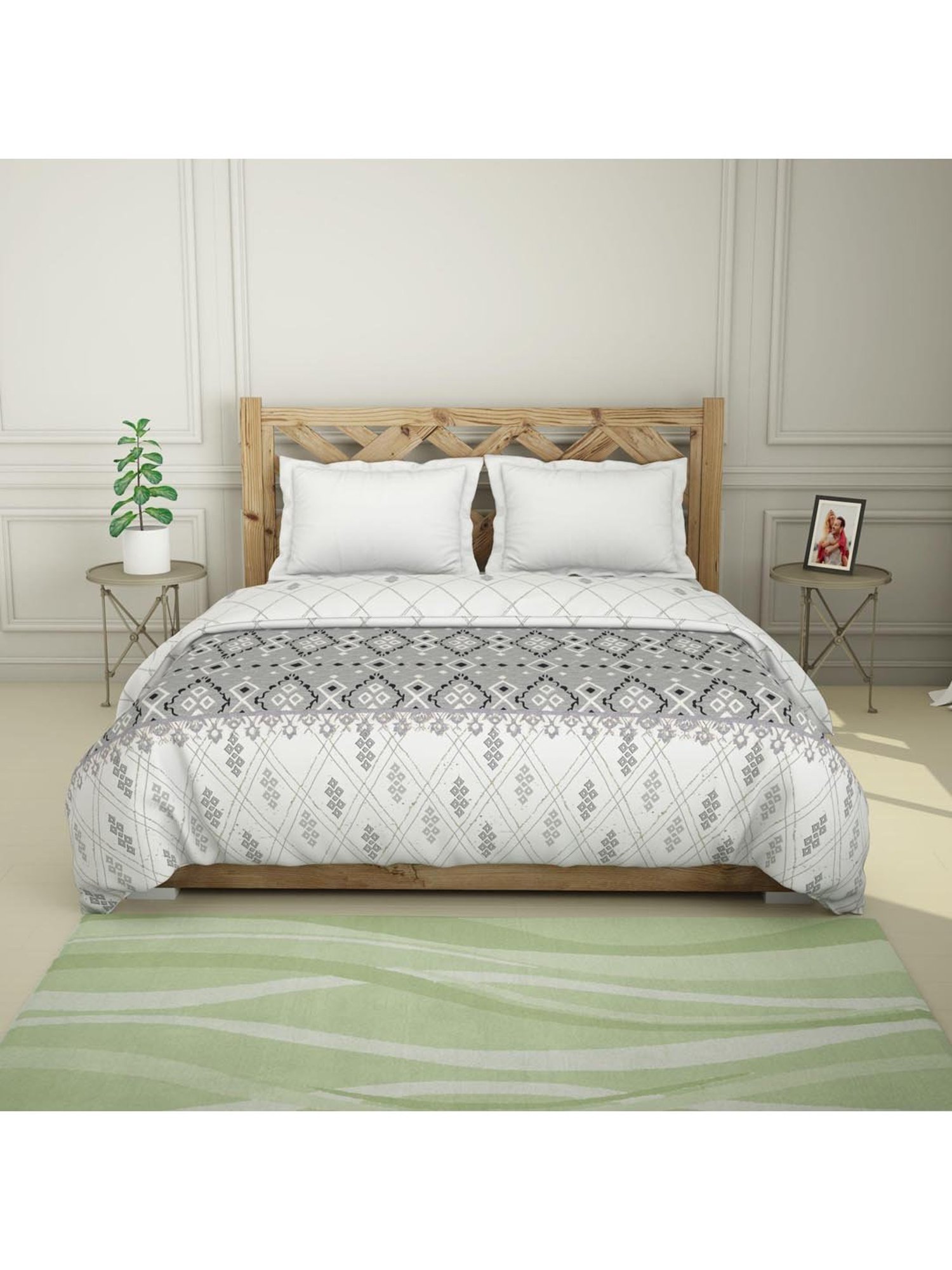 Welspun Bliss Light Silver & Blue Microfibre 120 GSM Shell Double Bed Quilt