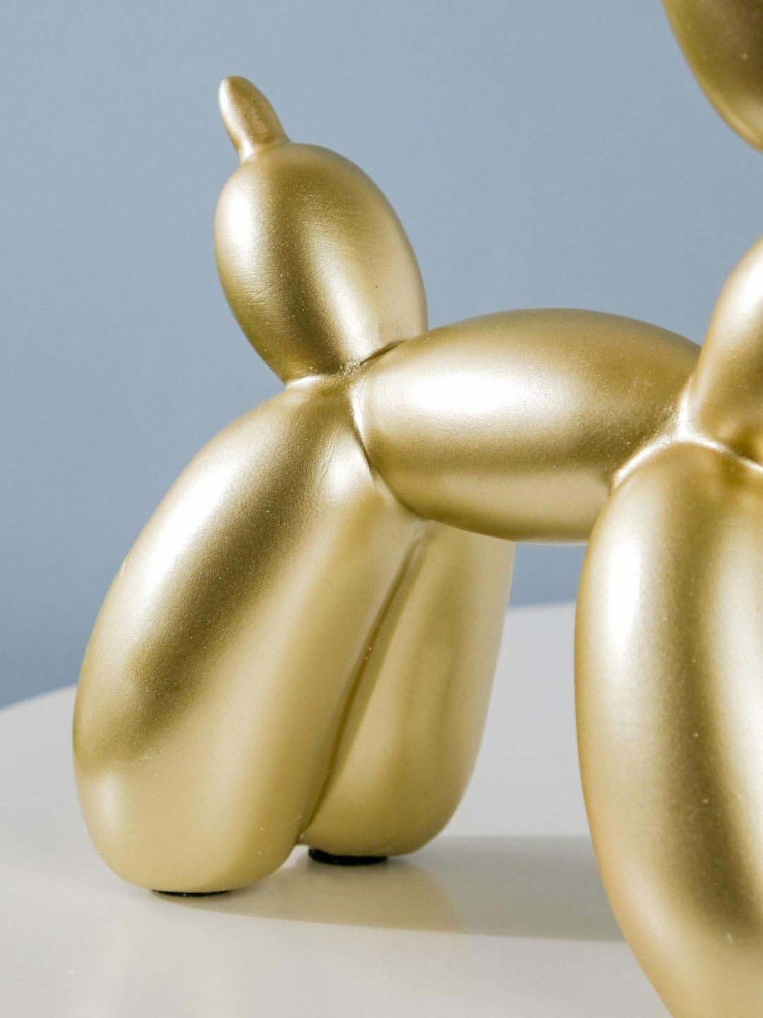 Nestasia Artisanal Resin Made Shining Golden Twisted Balloon Art Dog Sculpture For Home Decoration