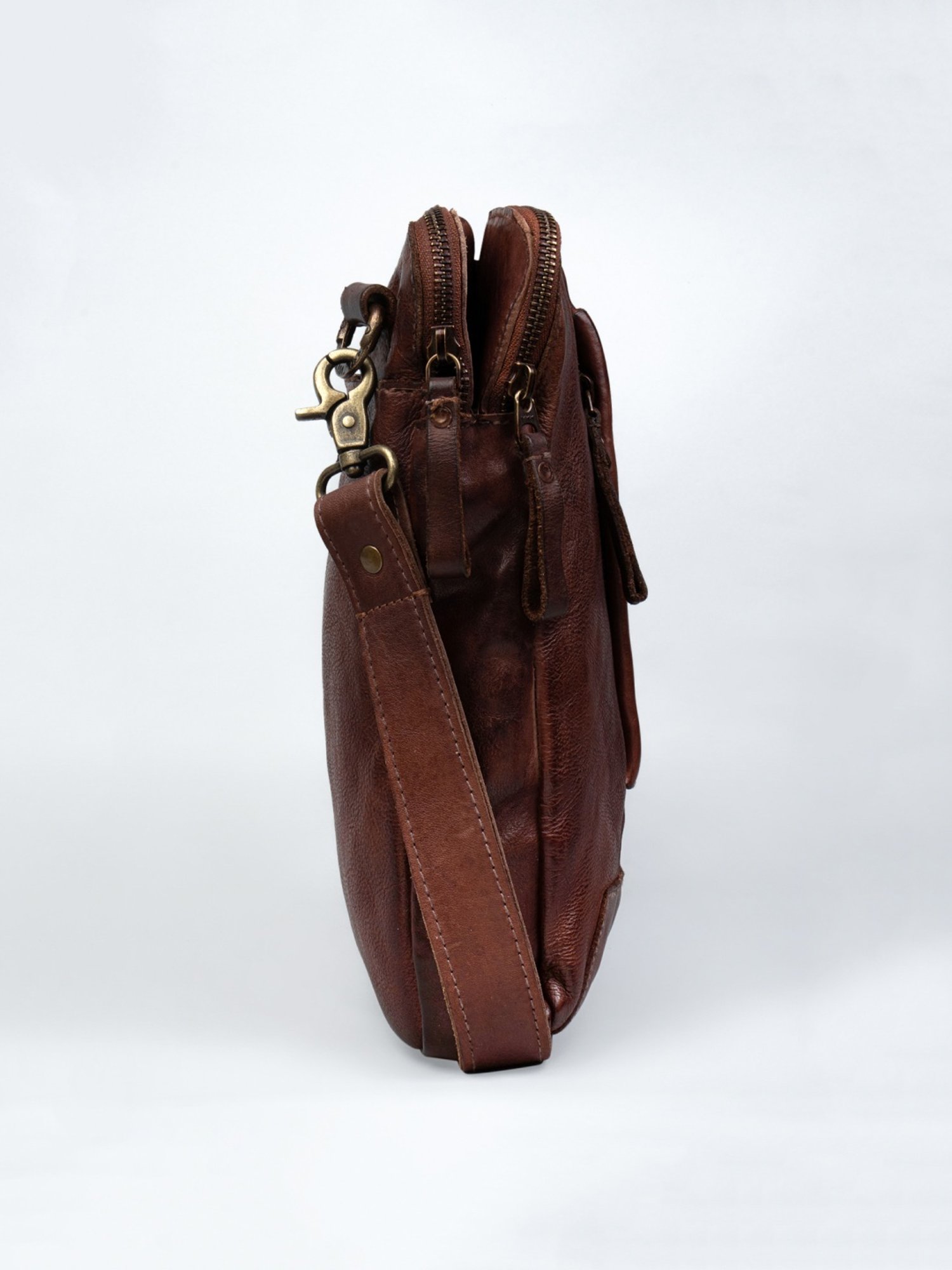 Art N Vintage Oliver Cognac Leather Solid Medium Cross Body Bag