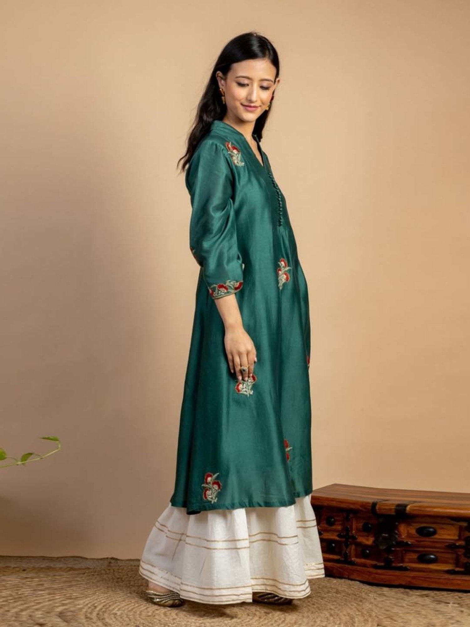 Mushio Bottle Green Chaitra Embroidered Chanderi Silk Kurta
