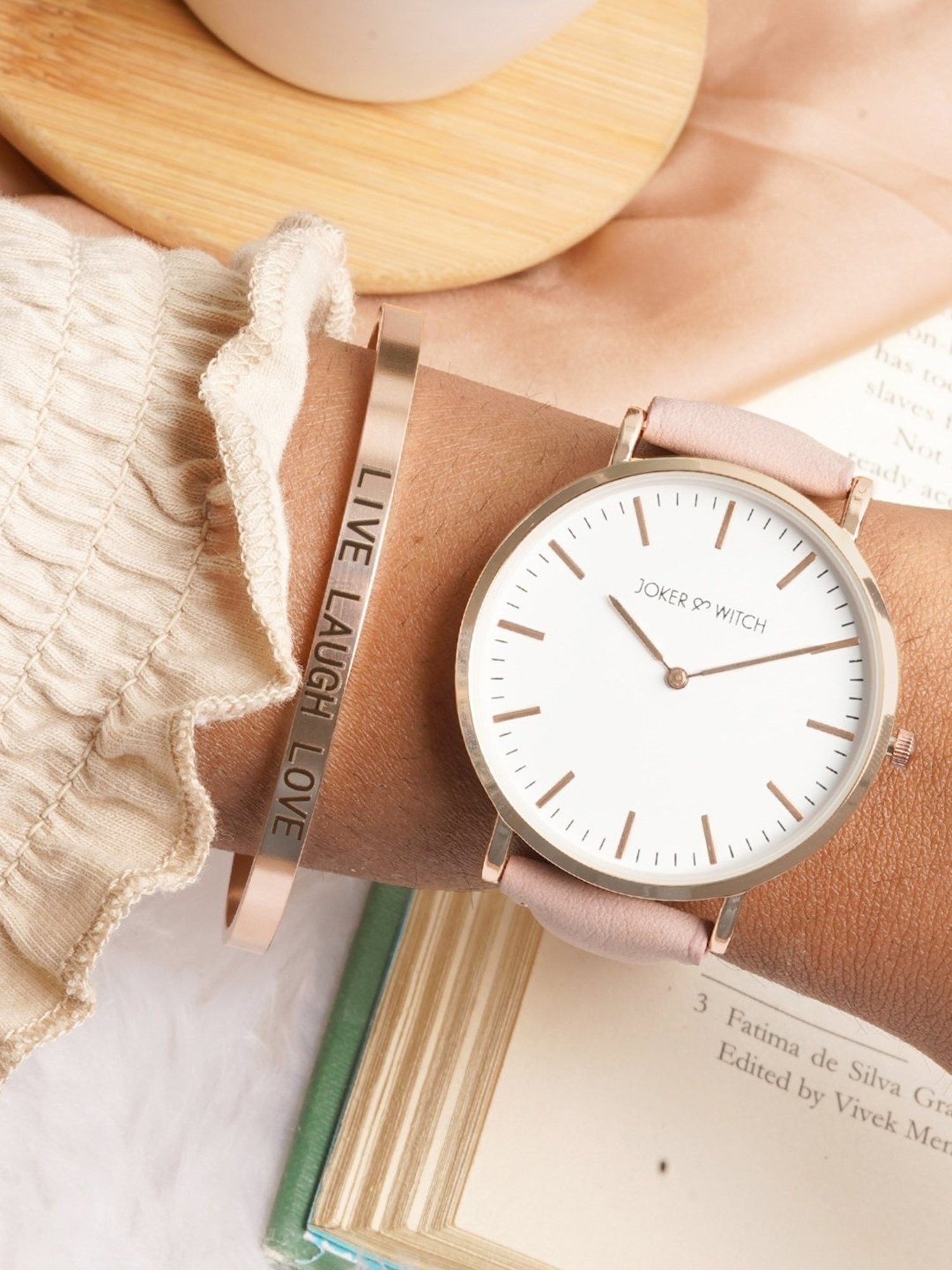 Joker & WItch JWBS393 Analog Watch for Women With Bracelet